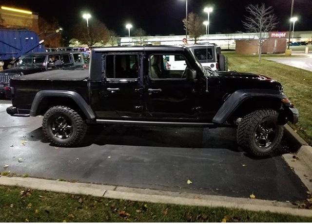 Jeep Gladiator BLACK Gladiator JT Club 457D45F8-A14E-49F7-8860-2C970DE20EF6
