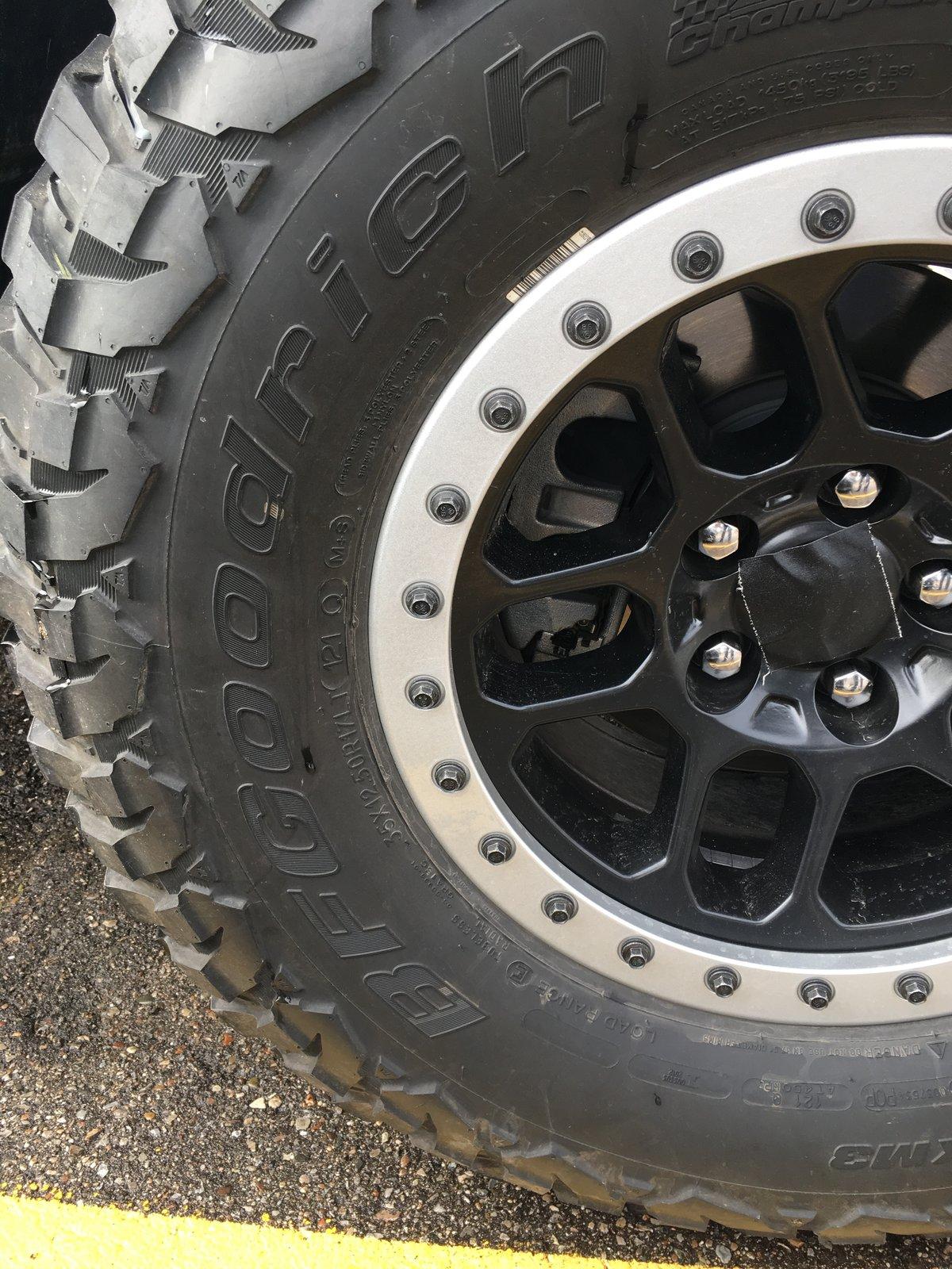 Jeep Gladiator Gladiator Spotted in Novi, Michigan possibly with Mopar lift, beadlock wheels and 37" tires IMG_1802.JPG