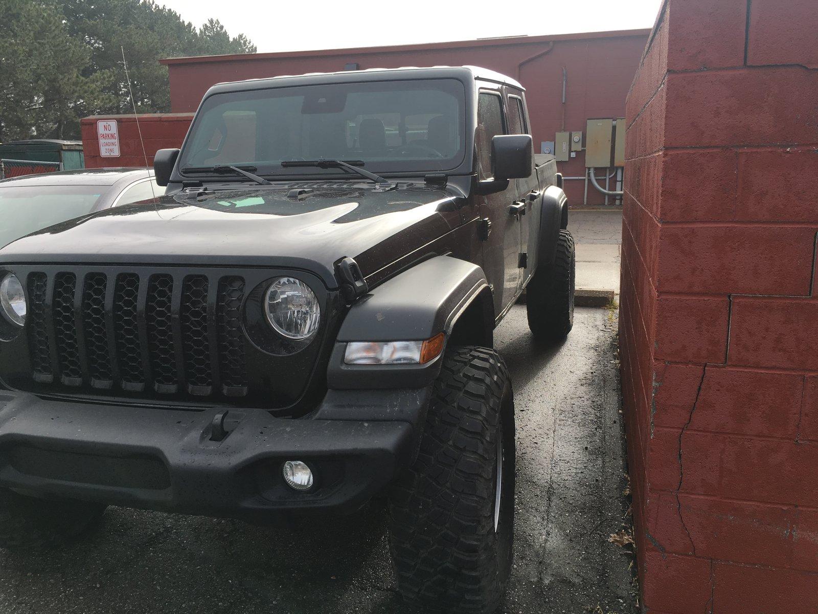 Jeep Gladiator Gladiator Spotted in Novi, Michigan possibly with Mopar lift, beadlock wheels and 37" tires IMG_1807.JPG