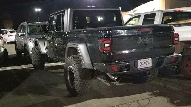 Jeep Gladiator BLACK Gladiator JT Club 435C2441-8B21-4FAB-9C32-BCDCDBD103CE