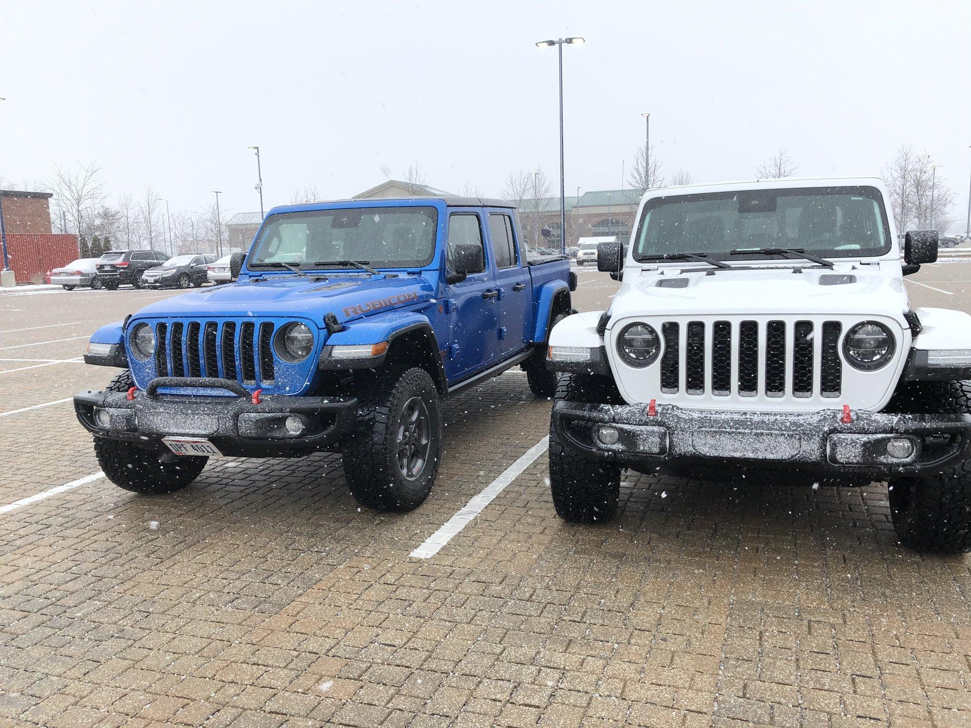 Jeep Gladiator Jeeps Parking Next To Jeeps DCD7ADBB-415A-4B5E-A336-3B5990260BF7