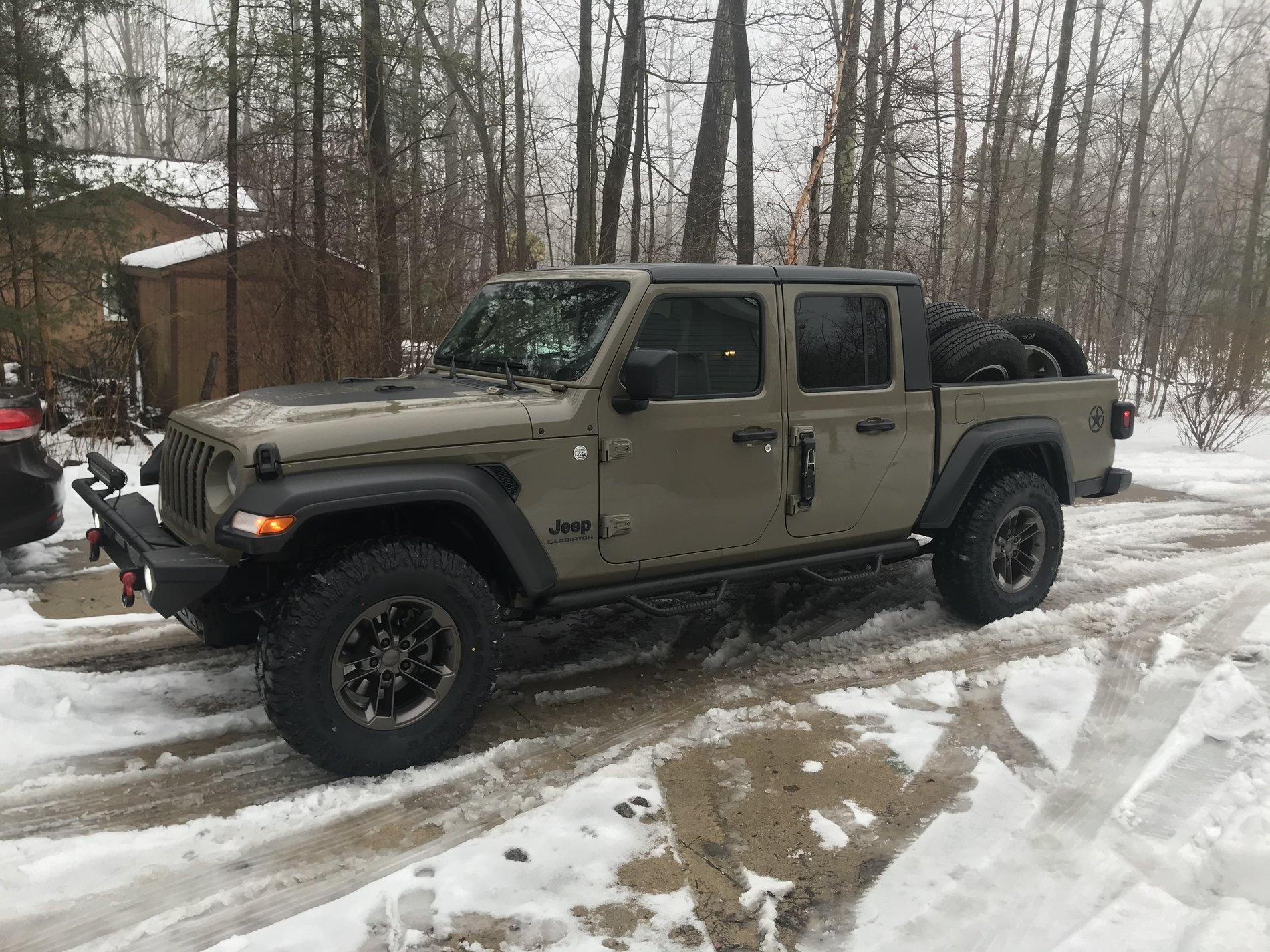 Jeep Gladiator bigger tires on unlifted Sport S 34E4D586-32E2-4BC0-A882-264048DD412A