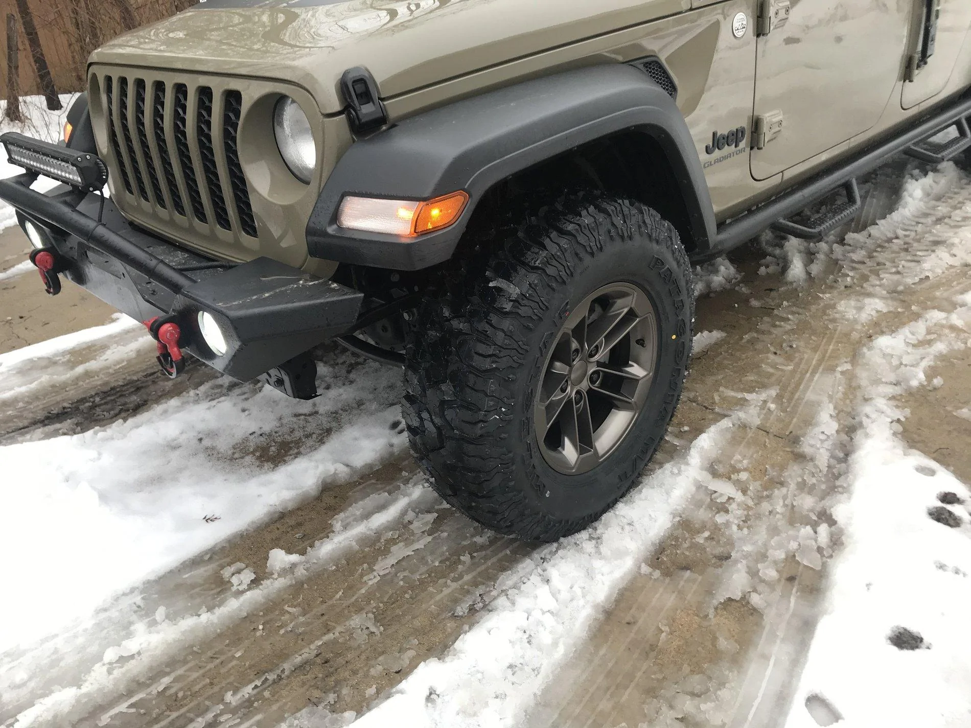 Jeep Gladiator bigger tires on unlifted Sport S 710E0C74-5BC7-4D5E-9665-BE64327ED844