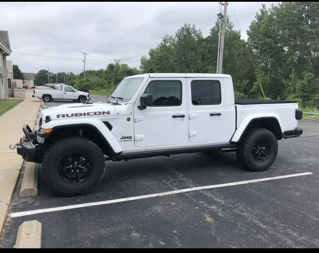 Jeep Gladiator White LE W/ Extras, Warranty, LOW MILES 793454B1-194A-4D77-85DB-6DF65A5440C8