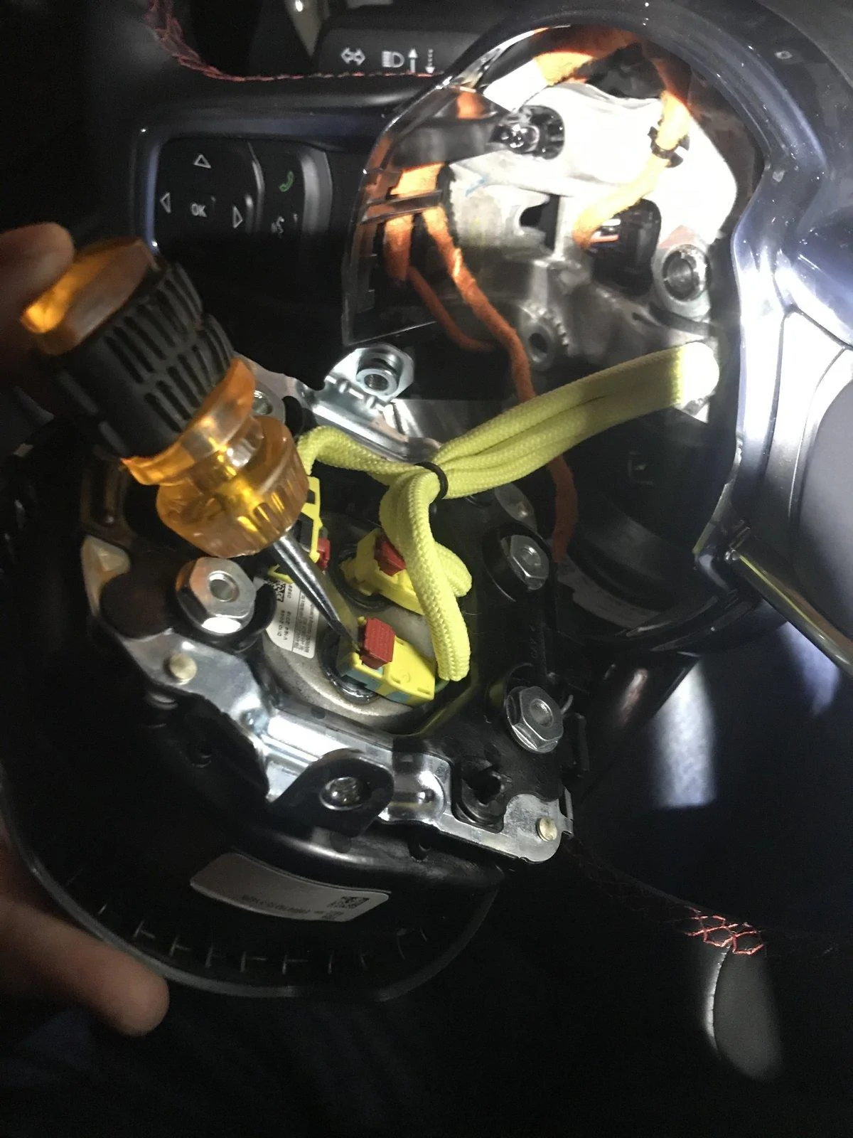 Jeep Gladiator Steering wheel disassembly 03420BC3-617F-4664-A9C1-54121F07E037