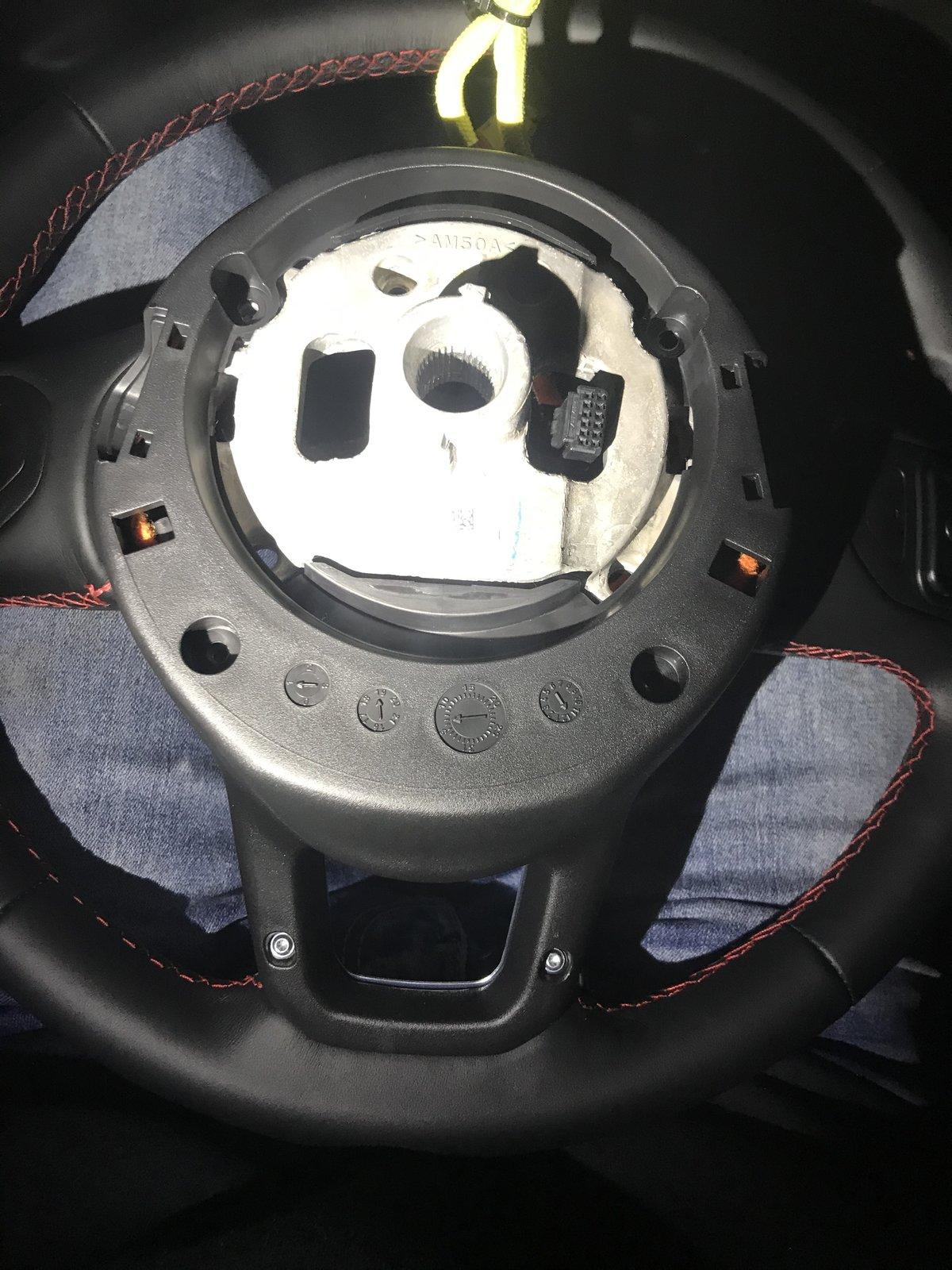 Jeep Gladiator Steering wheel disassembly 72626A44-1D1A-49CA-9356-253E71E21CDD