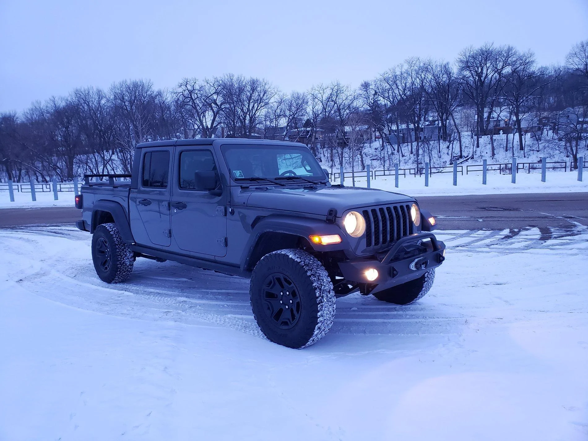 Jeep Gladiator New Sport S - rethinking lift.  Would like input on 33s/34s on stock height (level or no?) JT font end lift