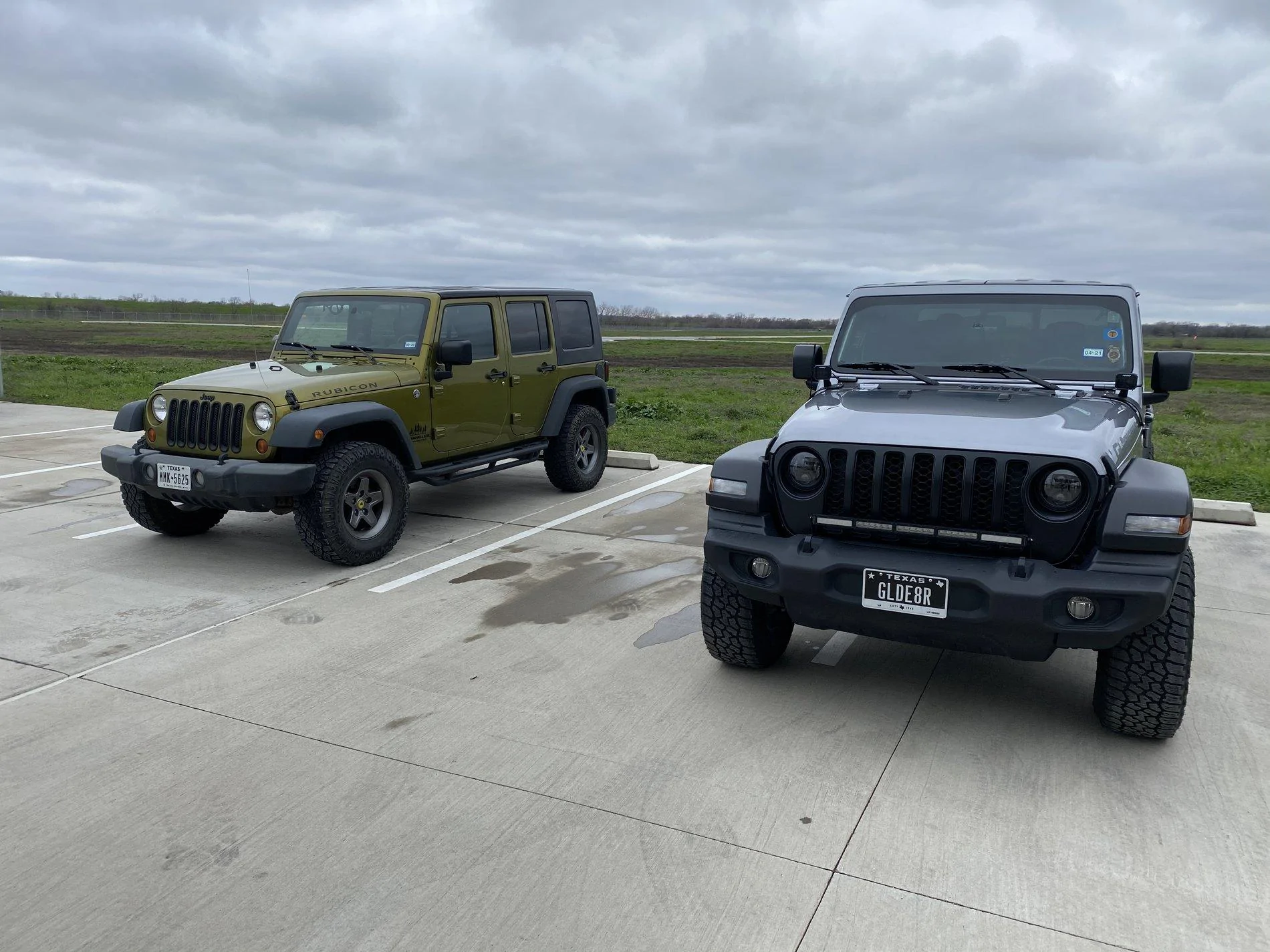 Jeep Gladiator Jeeps Parking Next To Jeeps F68FAE36-5503-432F-A7F9-268E620012DF