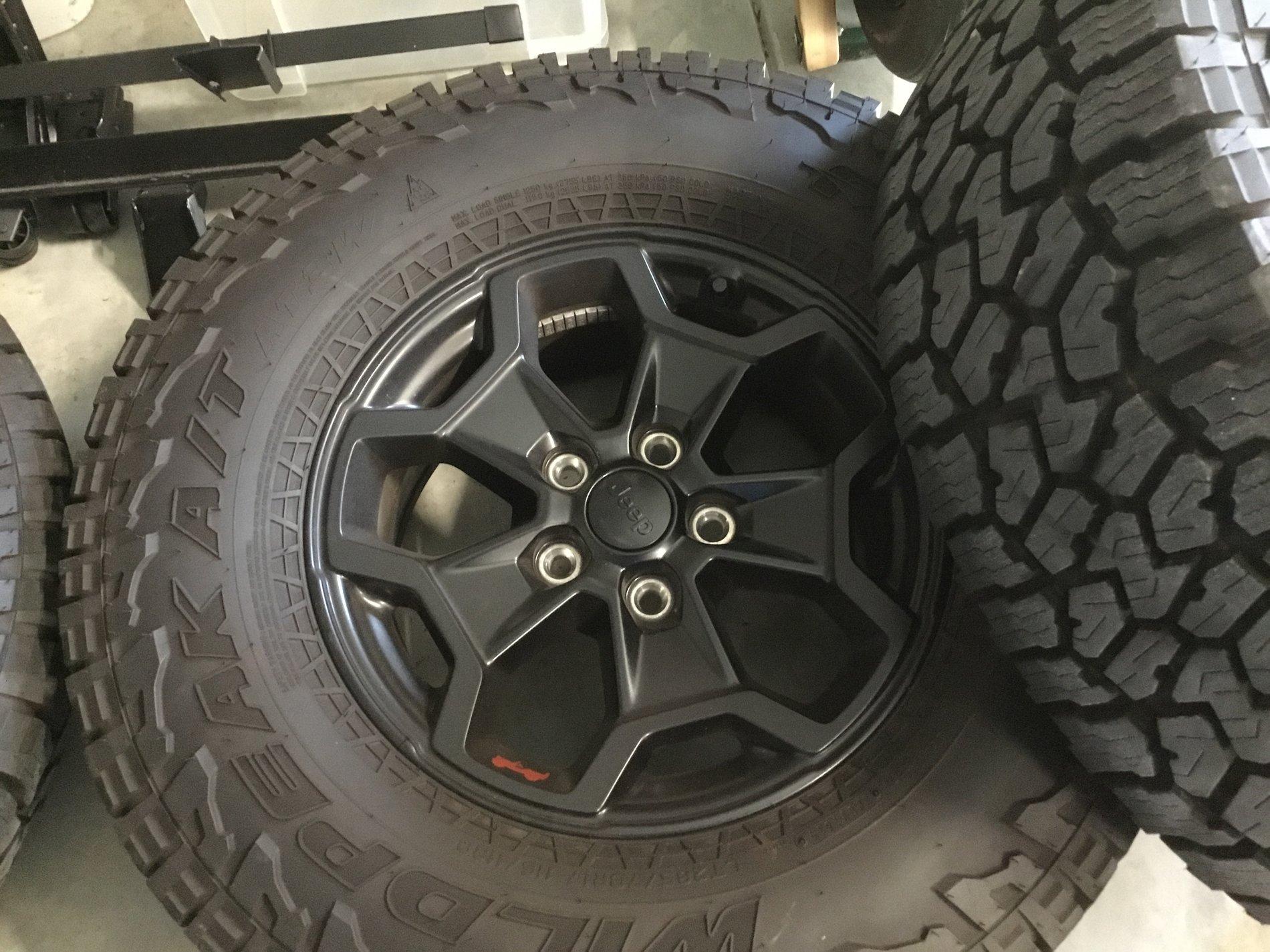 Jeep Gladiator LE Wheels and AT Tires 30DADF51-7B5E-45CD-A0DF-D49393AC1353