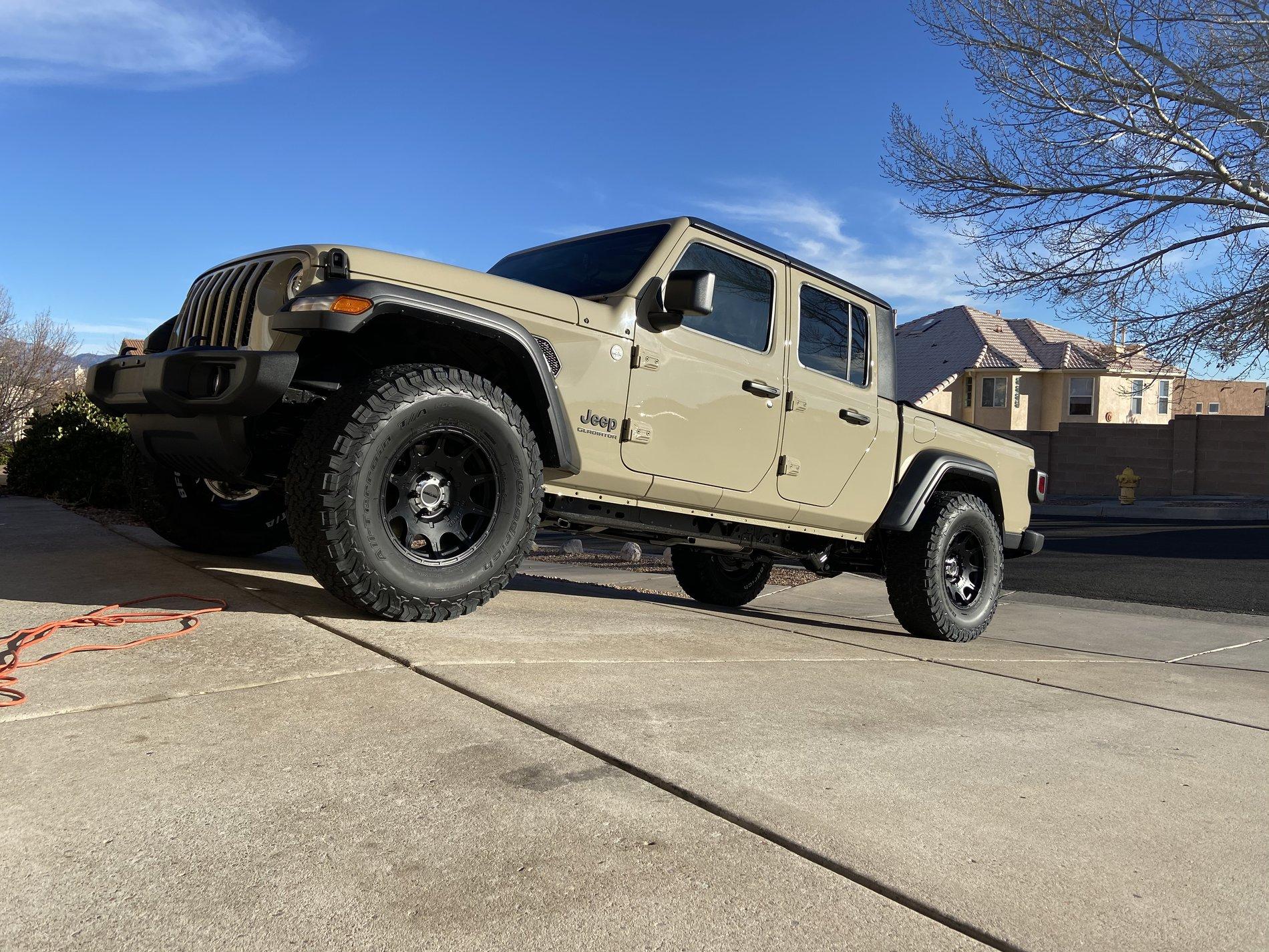Jeep Gladiator My Gobi Tan Sport S 18ECC6C3-250F-4EAF-BBED-F8422CE4DC00