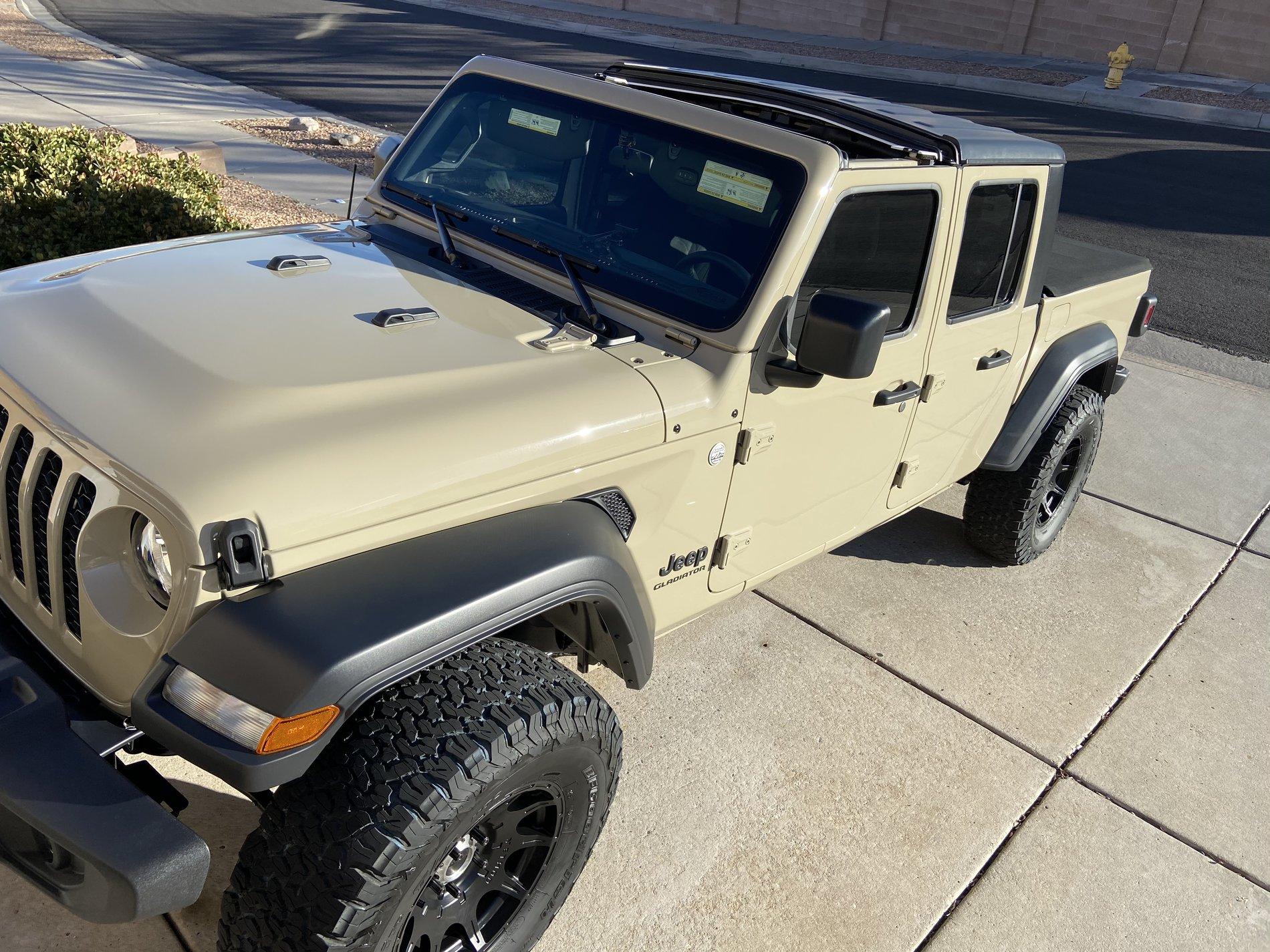 Jeep Gladiator My Gobi Tan Sport S ADAD3C1A-A307-427C-93AE-D3F5EBF0E4B5