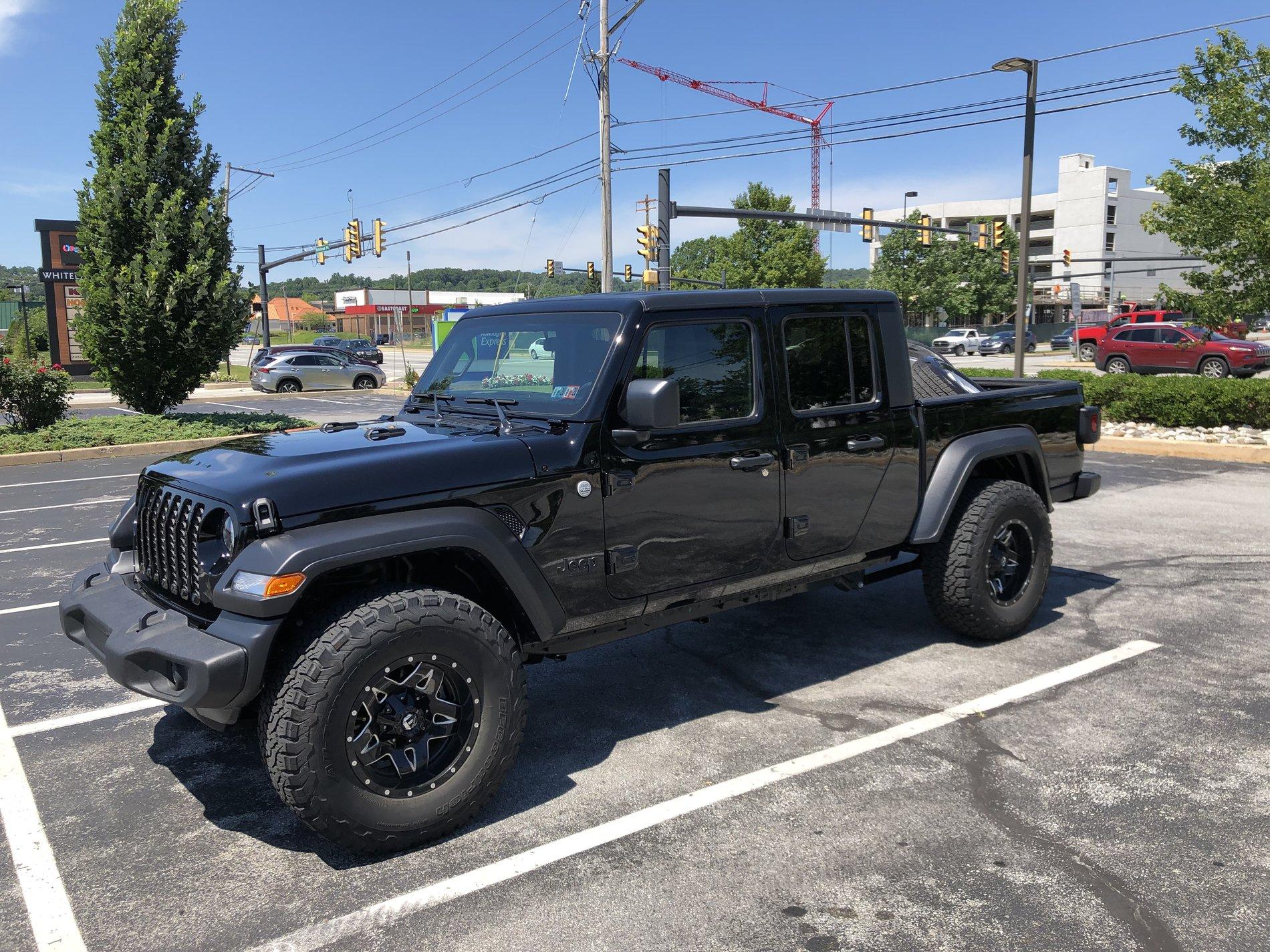Jeep Gladiator New Sport S - rethinking lift.  Would like input on 33s/34s on stock height (level or no?) 3C036329-59F9-491A-A2B0-D6A00DA15178
