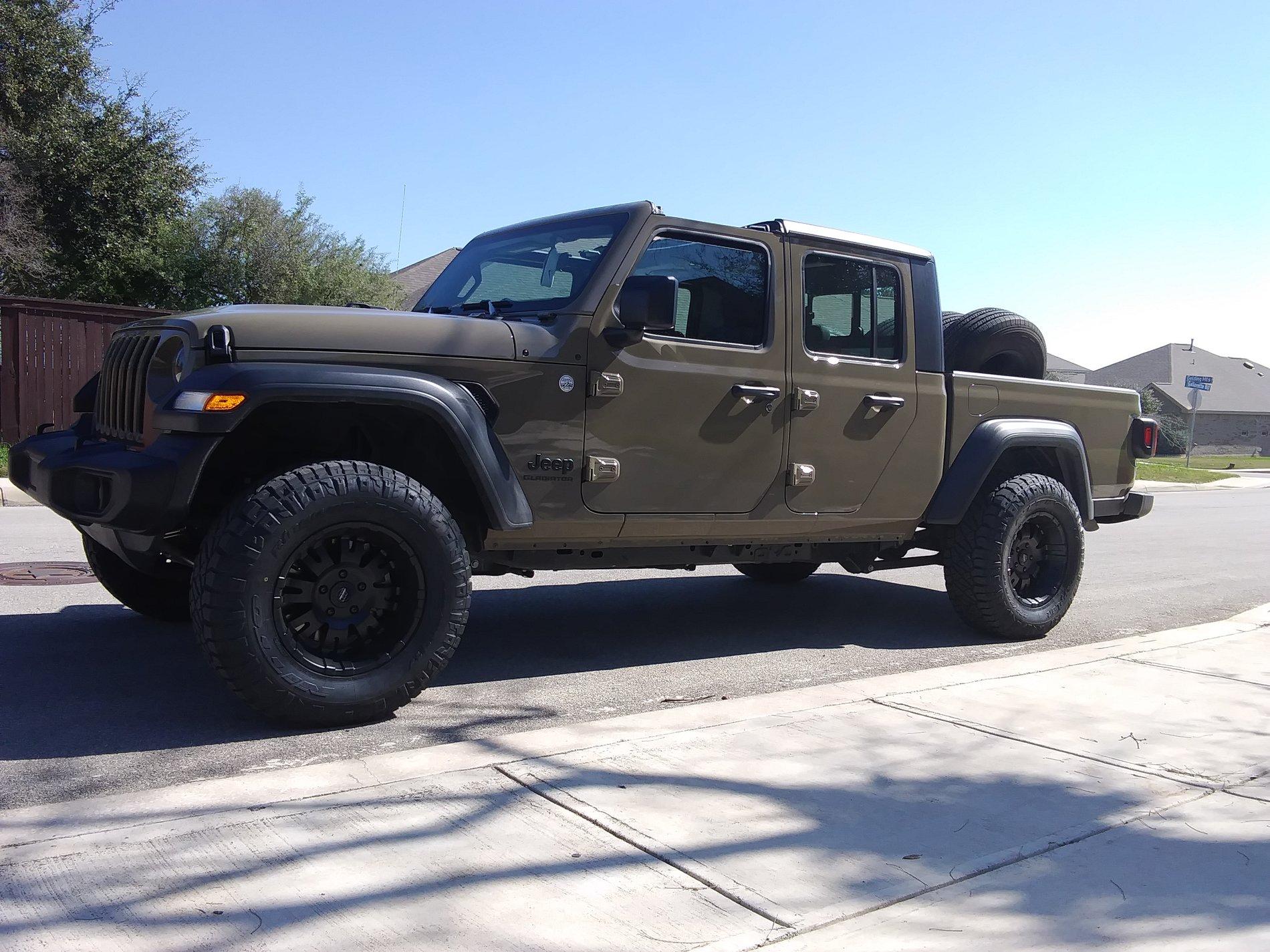 Jeep Gladiator New Sport S - rethinking lift.  Would like input on 33s/34s on stock height (level or no?) 20200127_130811