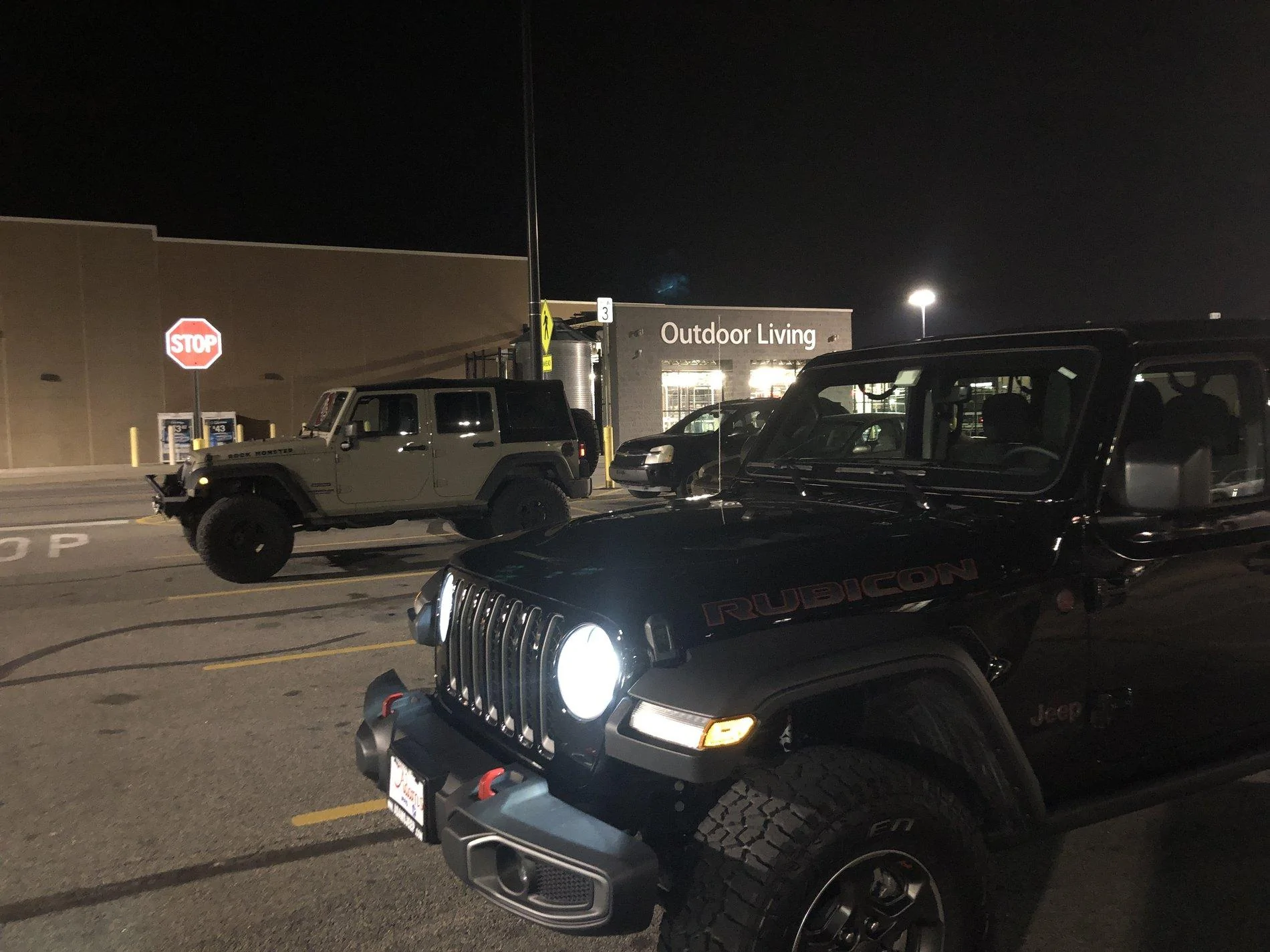 Jeep Gladiator Jeeps Parking Next To Jeeps FA1BE5B4-EB11-40C5-B70A-6317FC9333E4