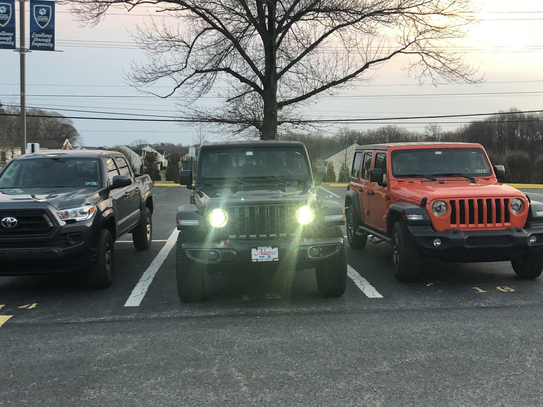 Jeep Gladiator Jeeps Parking Next To Jeeps 54F71165-53C2-41C8-AB6D-E6BF85F69758