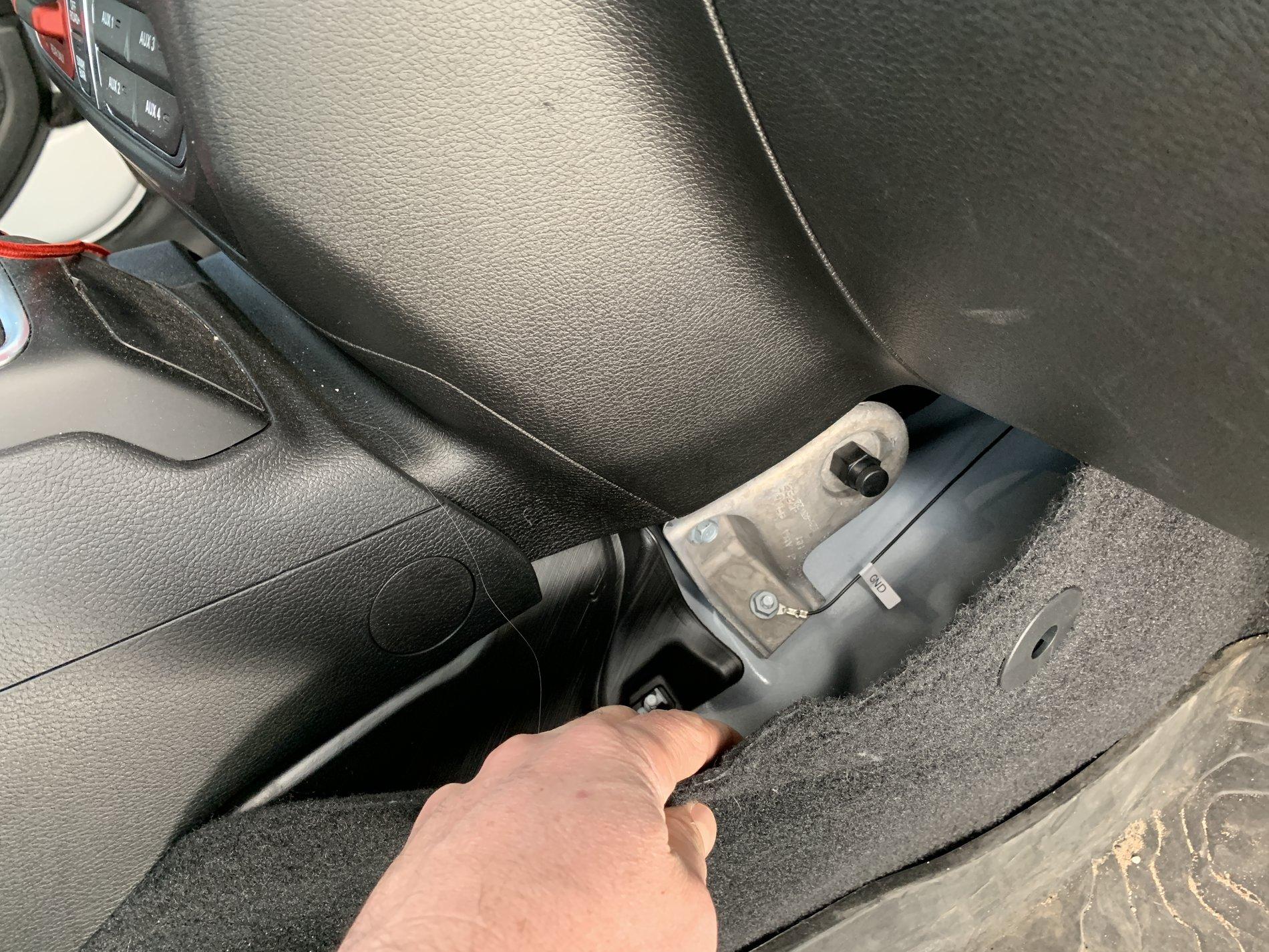 Jeep Gladiator Wiring dash cam to aux switch 20200221_180213907_iOS