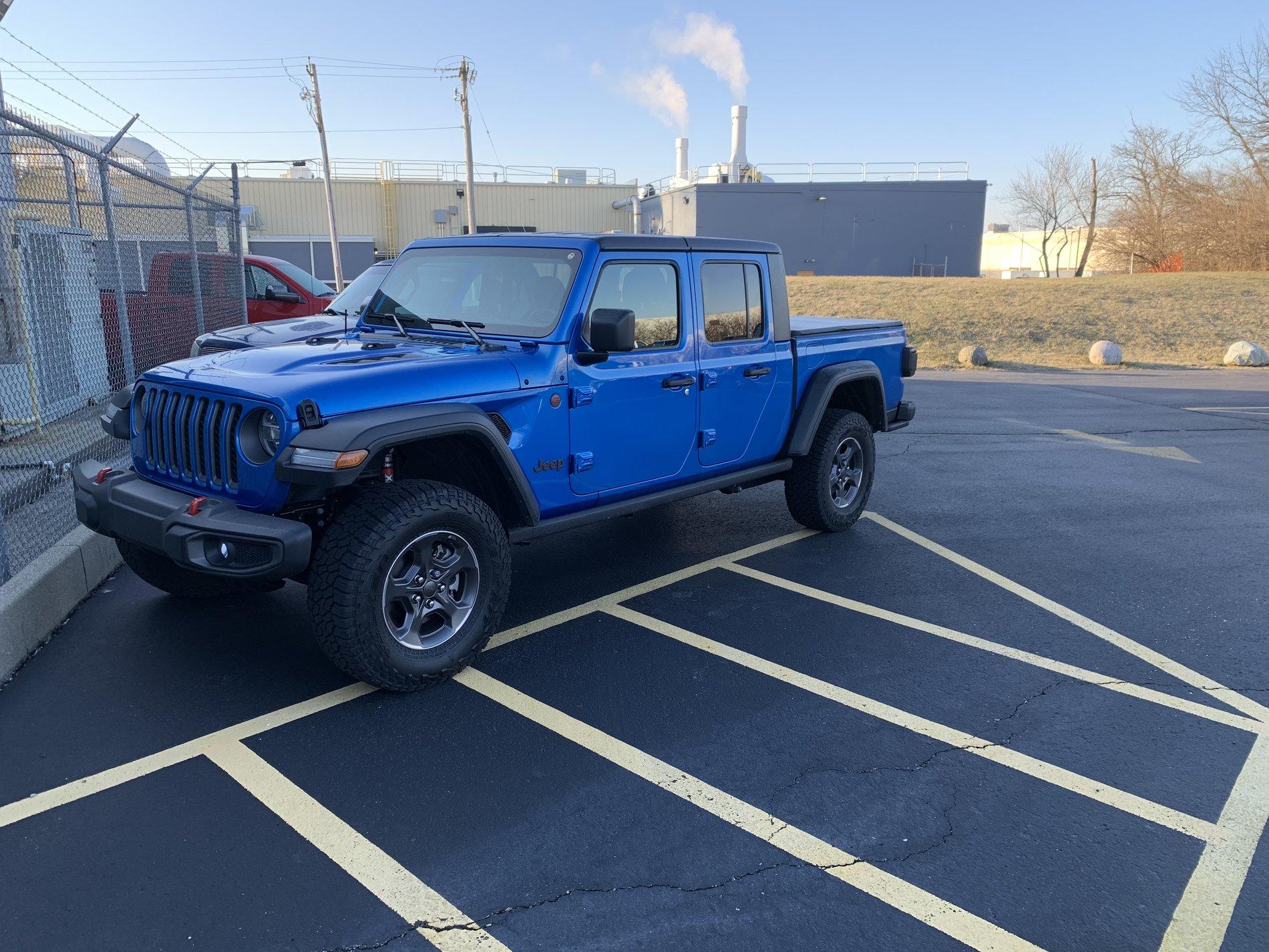 Jeep Gladiator HYDRO BLUE PEARL Gladiator JT Club 09ED1A1D-738C-442D-B858-CF89BD952E70