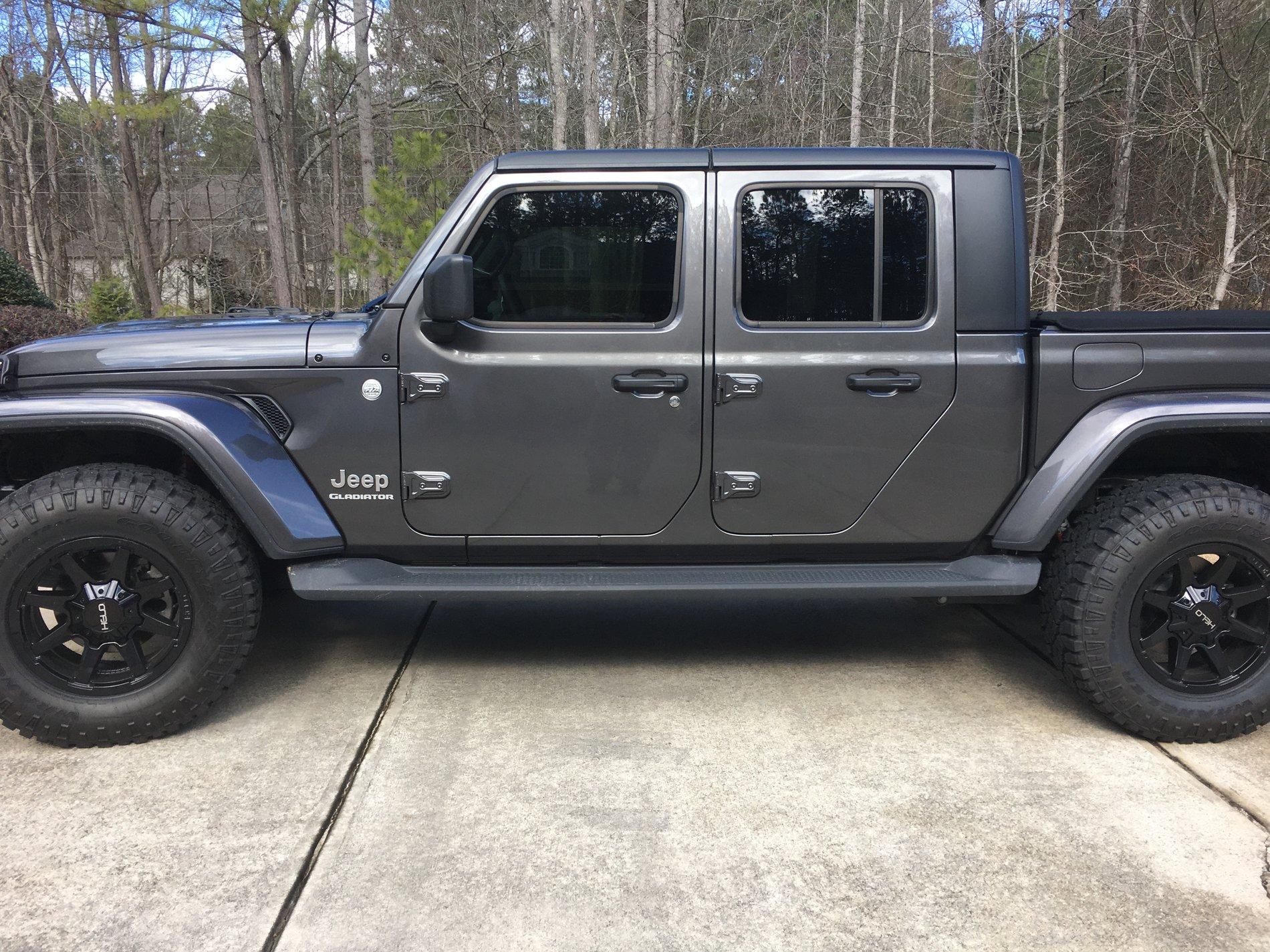 Jeep Gladiator WTB:WTB tonneau cover and running boards...... Located in southern Oregon Northern California area.. CE720C04-235C-4355-97AA-8D64E9D1FBE9