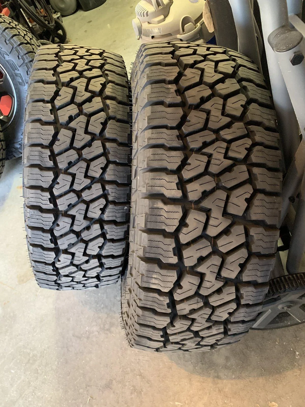 Jeep Gladiator 4 Rubicon tires and wheels 91B2EEBE-54DF-4946-8ADA-6336518F6FA0