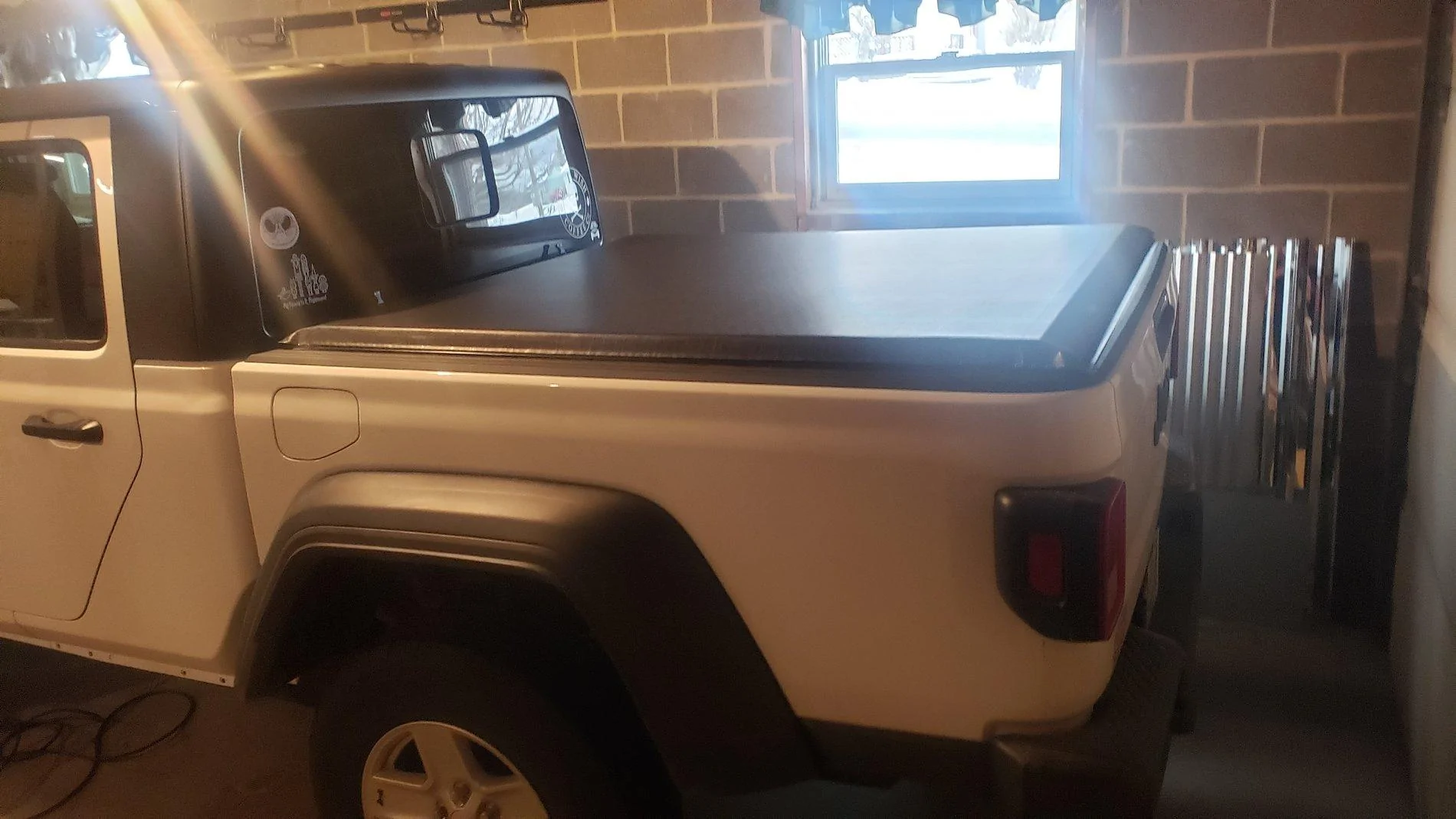 Jeep Gladiator Who has a rolling tonneau cover that they love? 20191205_121459