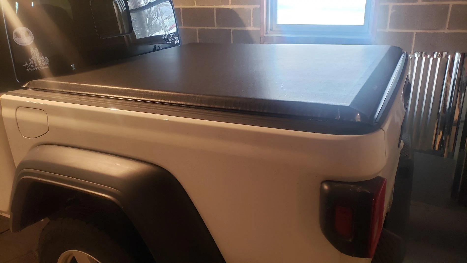 Jeep Gladiator Who has a rolling tonneau cover that they love? 20191205_121453