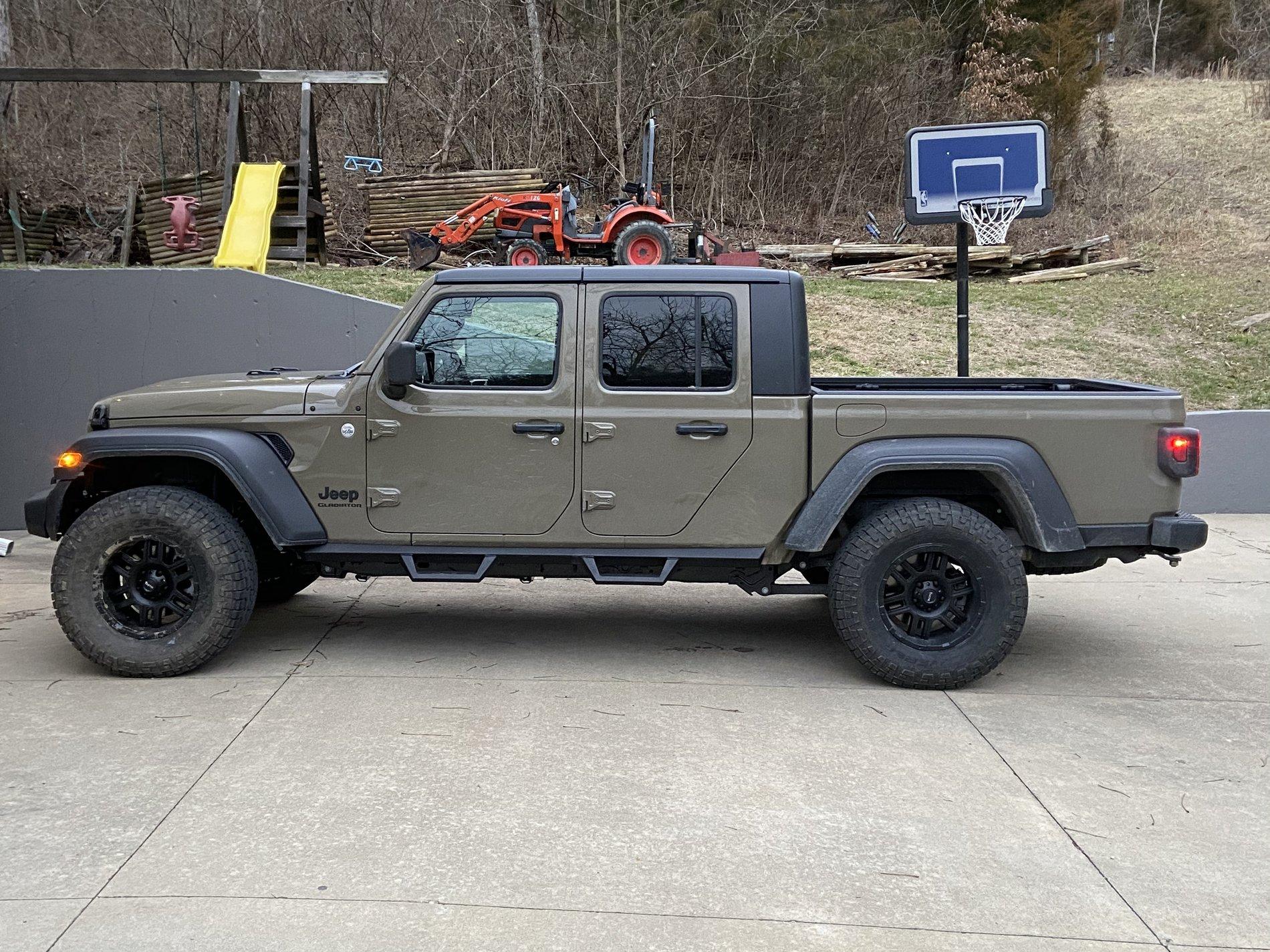 Jeep Gladiator 2.5 rough country leveling kit VS 2 inch mopar lift kit BAC0DF37-D517-4E88-AFBF-03DF81A9F30F