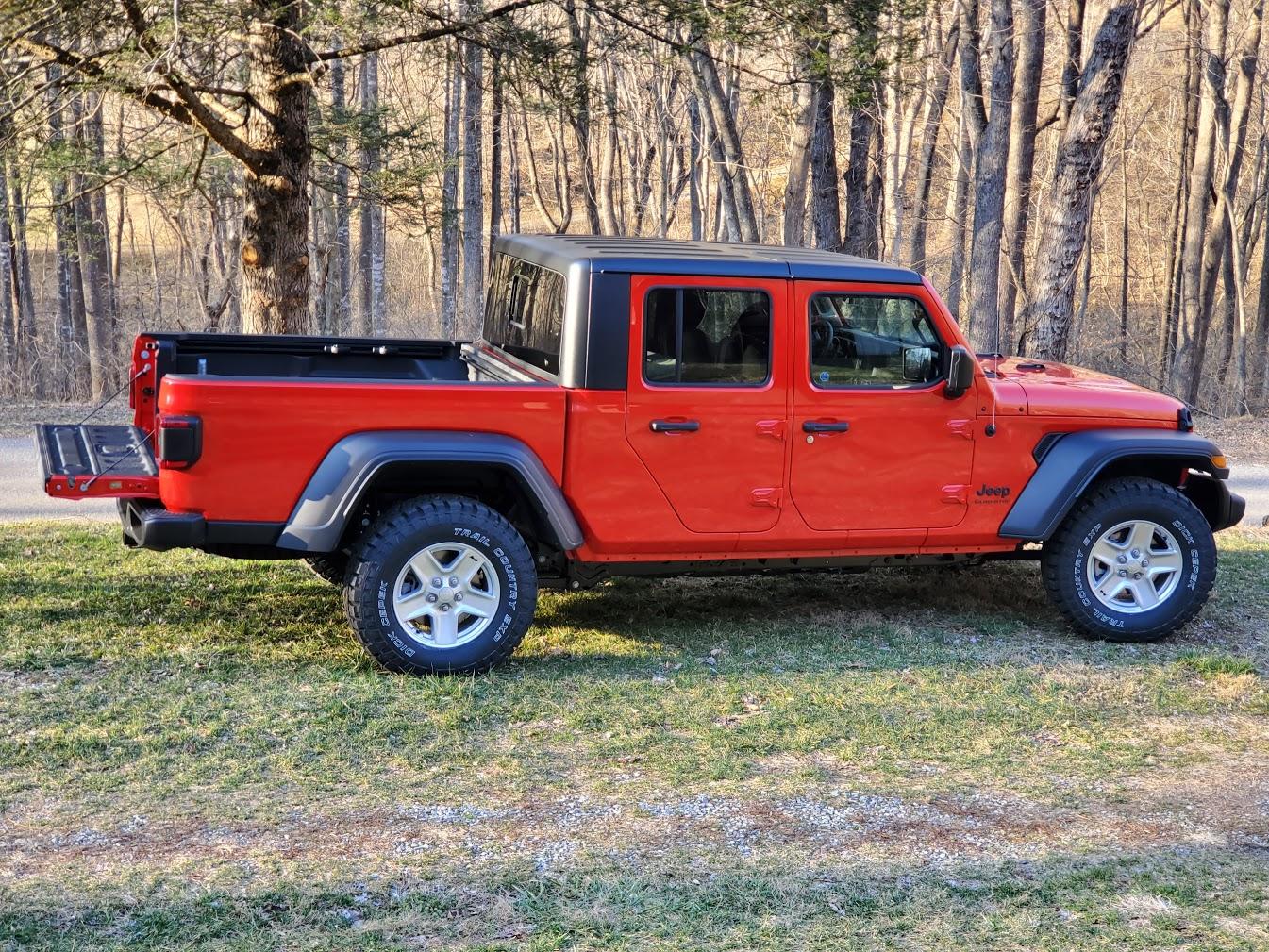 Jeep Gladiator bigger tires on unlifted Sport S 20200222_164141_JT_WITH33s