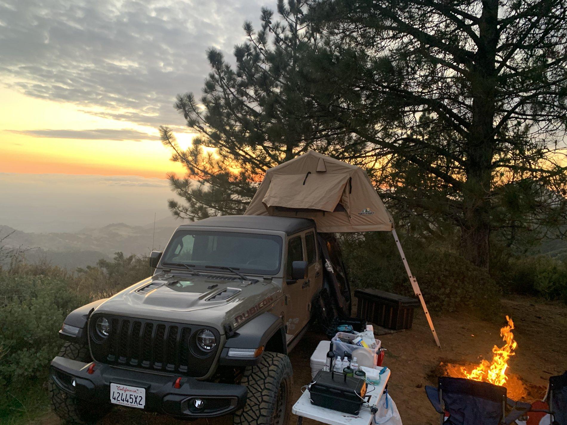 Jeep Gladiator Bed Rack and Roof Top Tents IMG_9159