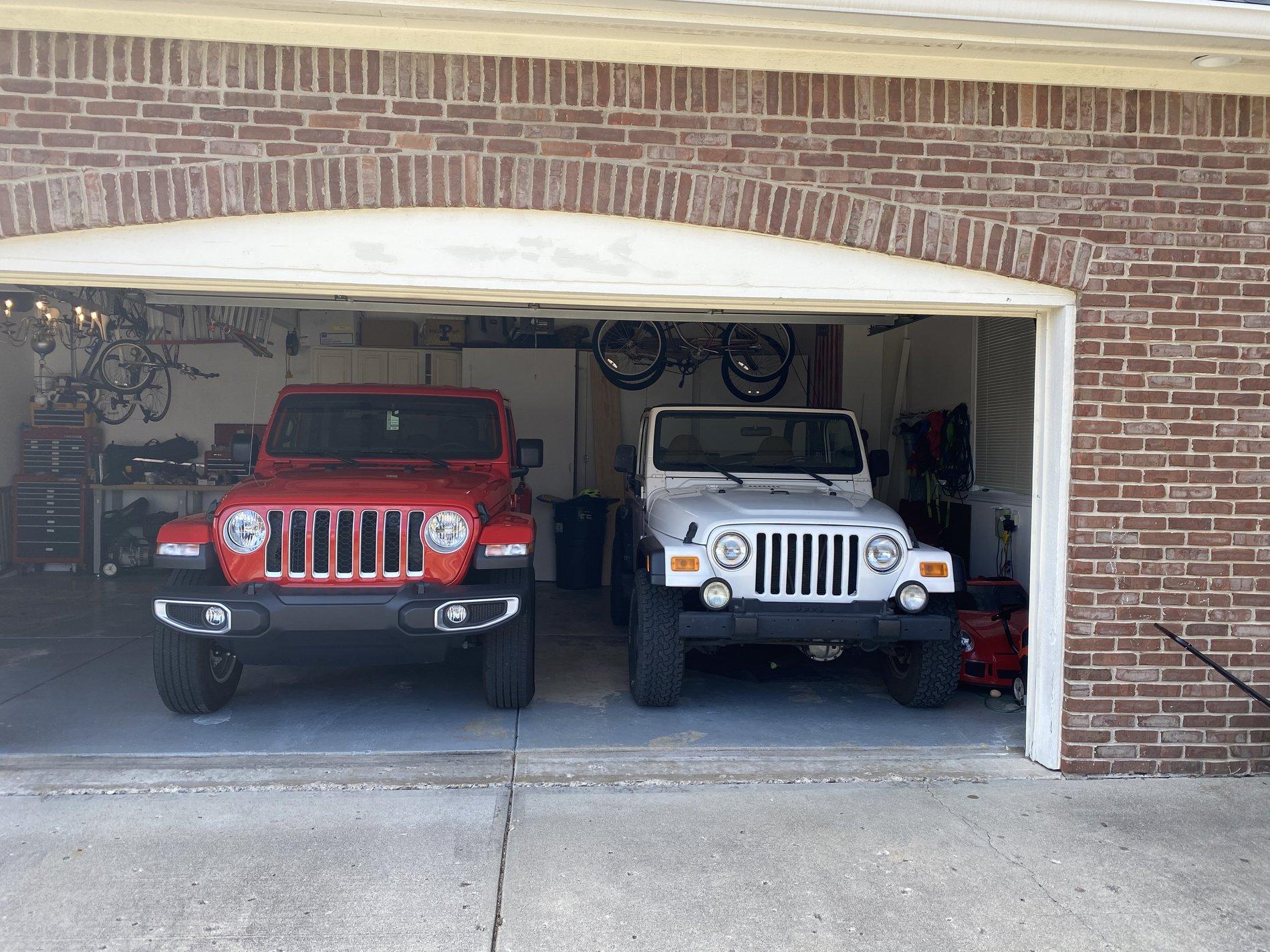 Jeep Gladiator Jeeps Parking Next To Jeeps AEEA07CF-895C-4DC8-9303-55604D1056C8