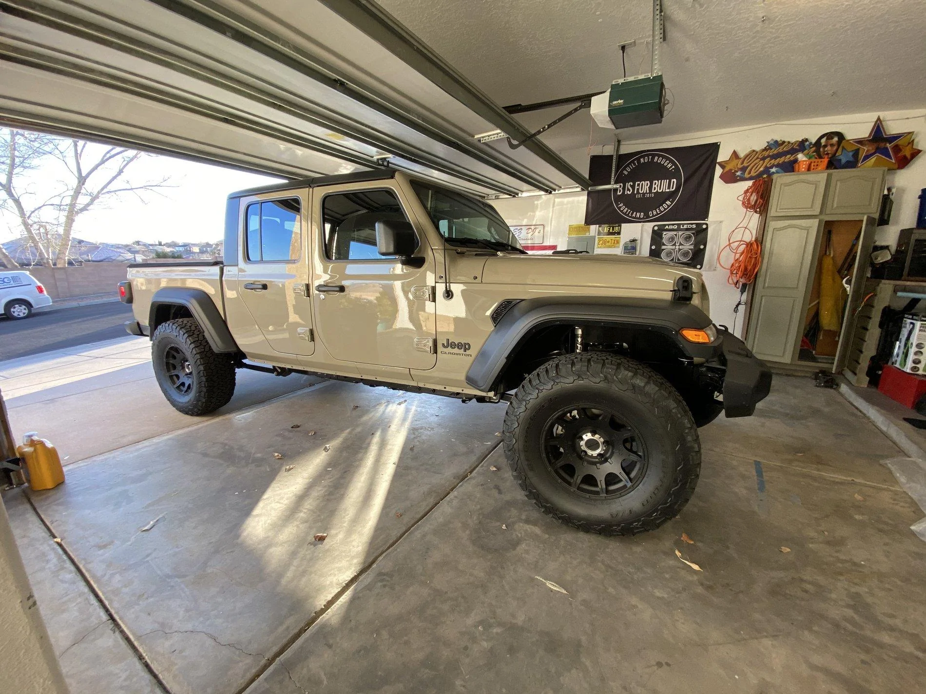 Jeep Gladiator My Gobi Tan Sport S 2B54D743-4C25-4800-9A88-0DCFA5A90A96