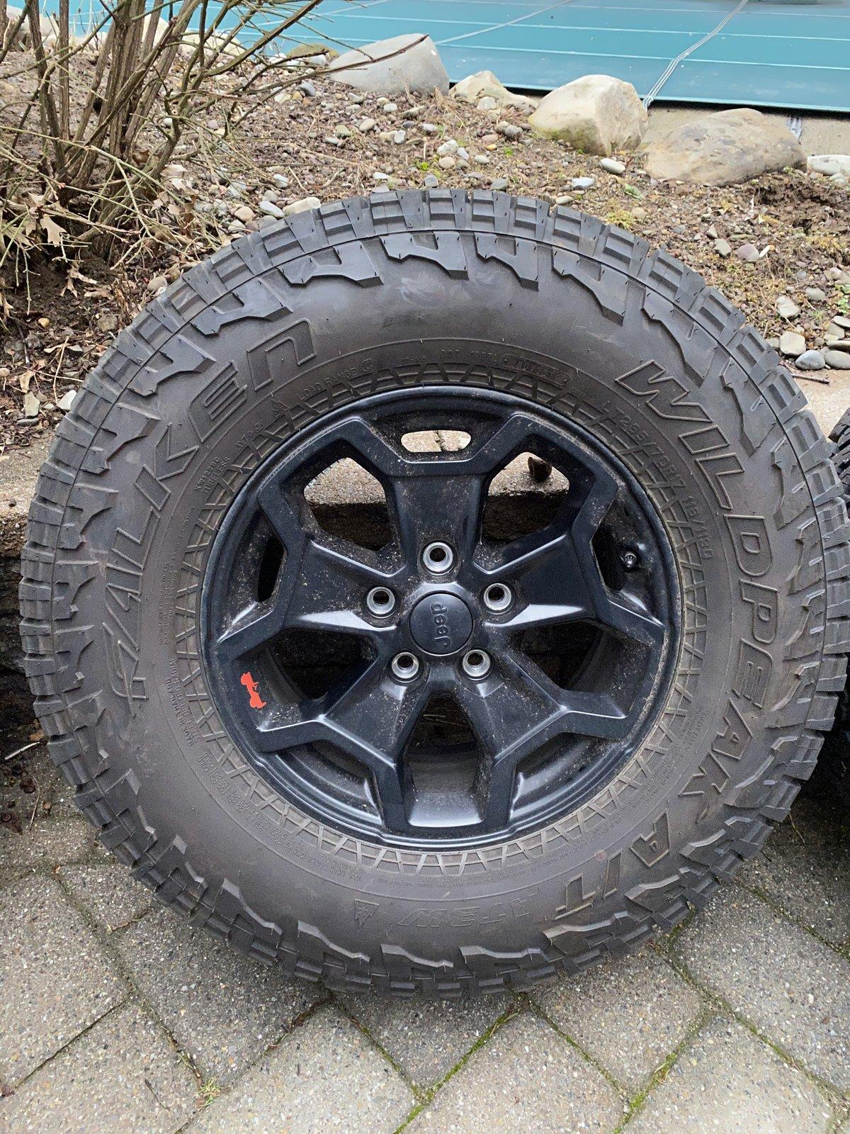 Jeep Gladiator FS: Launch Edition Wheels and Tires 78334580-DC69-454C-8C9C-CF2A079C5BCE