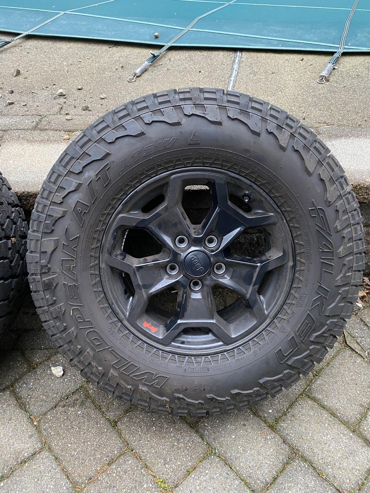 Jeep Gladiator FS: Launch Edition Wheels and Tires 4A05248F-B503-4FE9-A547-70D04757A4EB