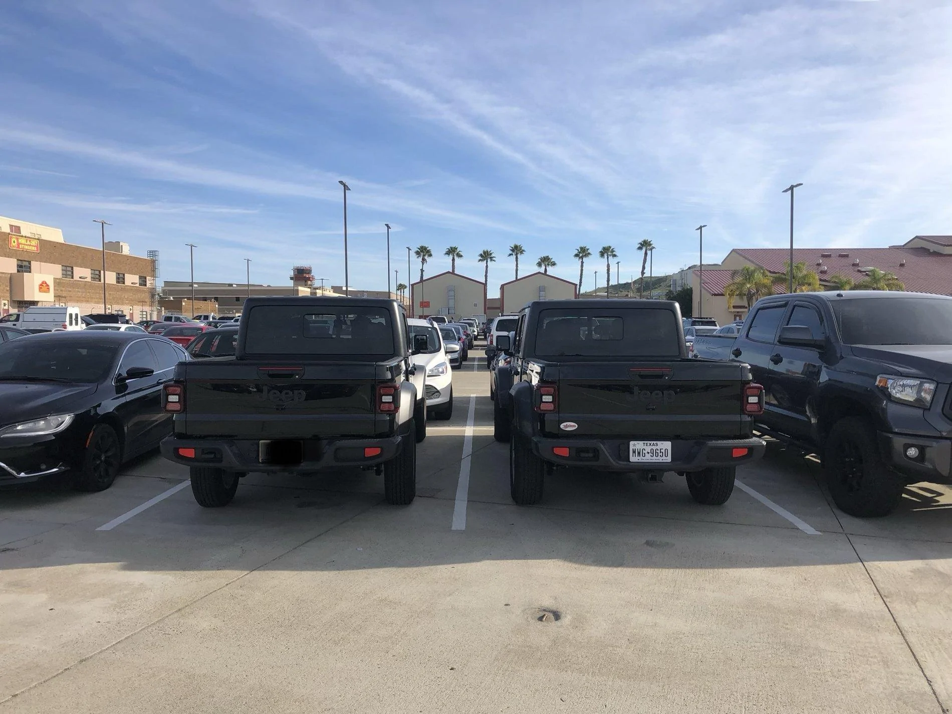 Jeep Gladiator Jeeps Parking Next To Jeeps DD5CD3AB-63F3-47D3-957C-8AB5A100F16D