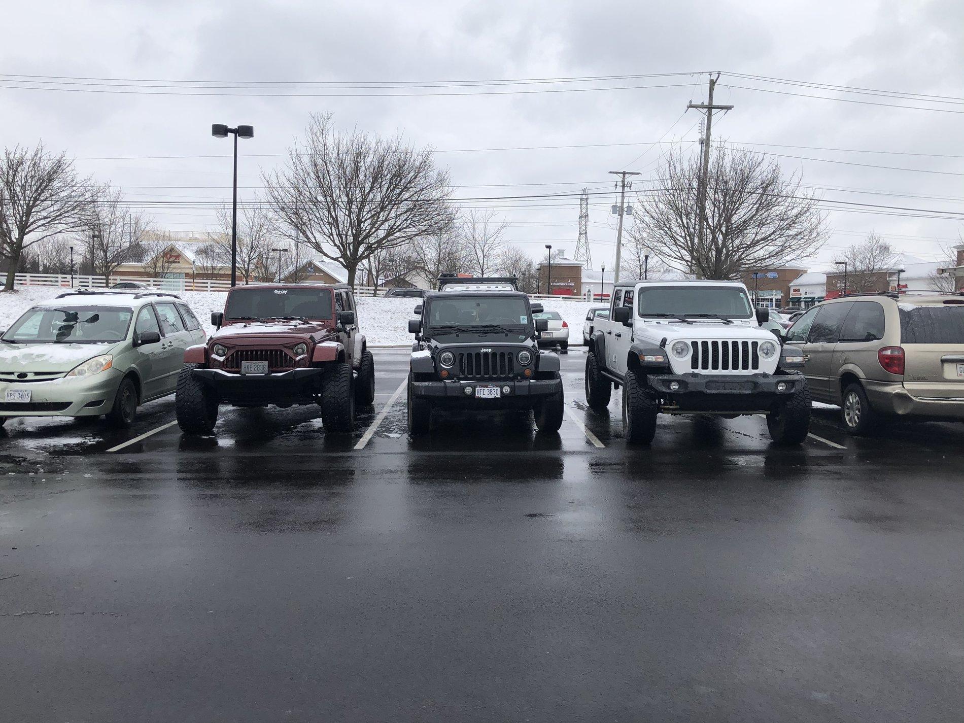 Jeep Gladiator Jeeps Parking Next To Jeeps 01FE6E3F-86A6-4494-A367-237091AB6CFE