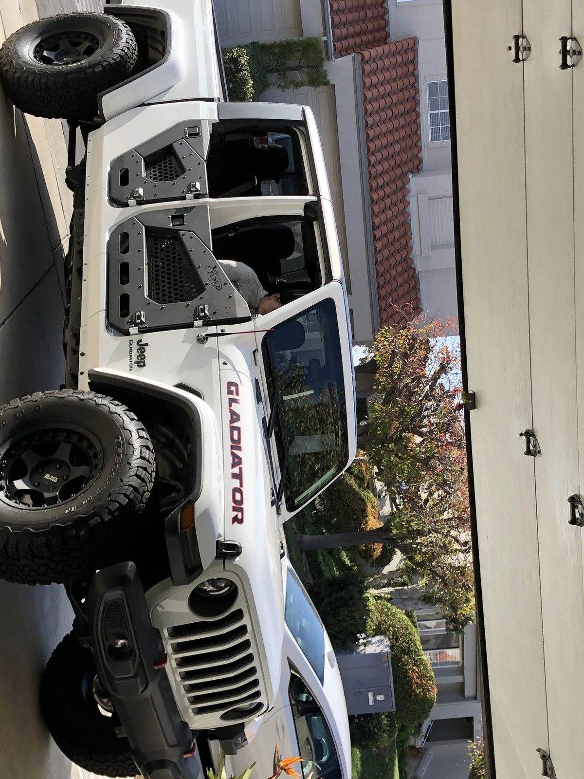 Jeep Gladiator BRIGHT WHITE Gladiator JT Club D2F7C774-390B-40DF-A13F-9004348A9D96