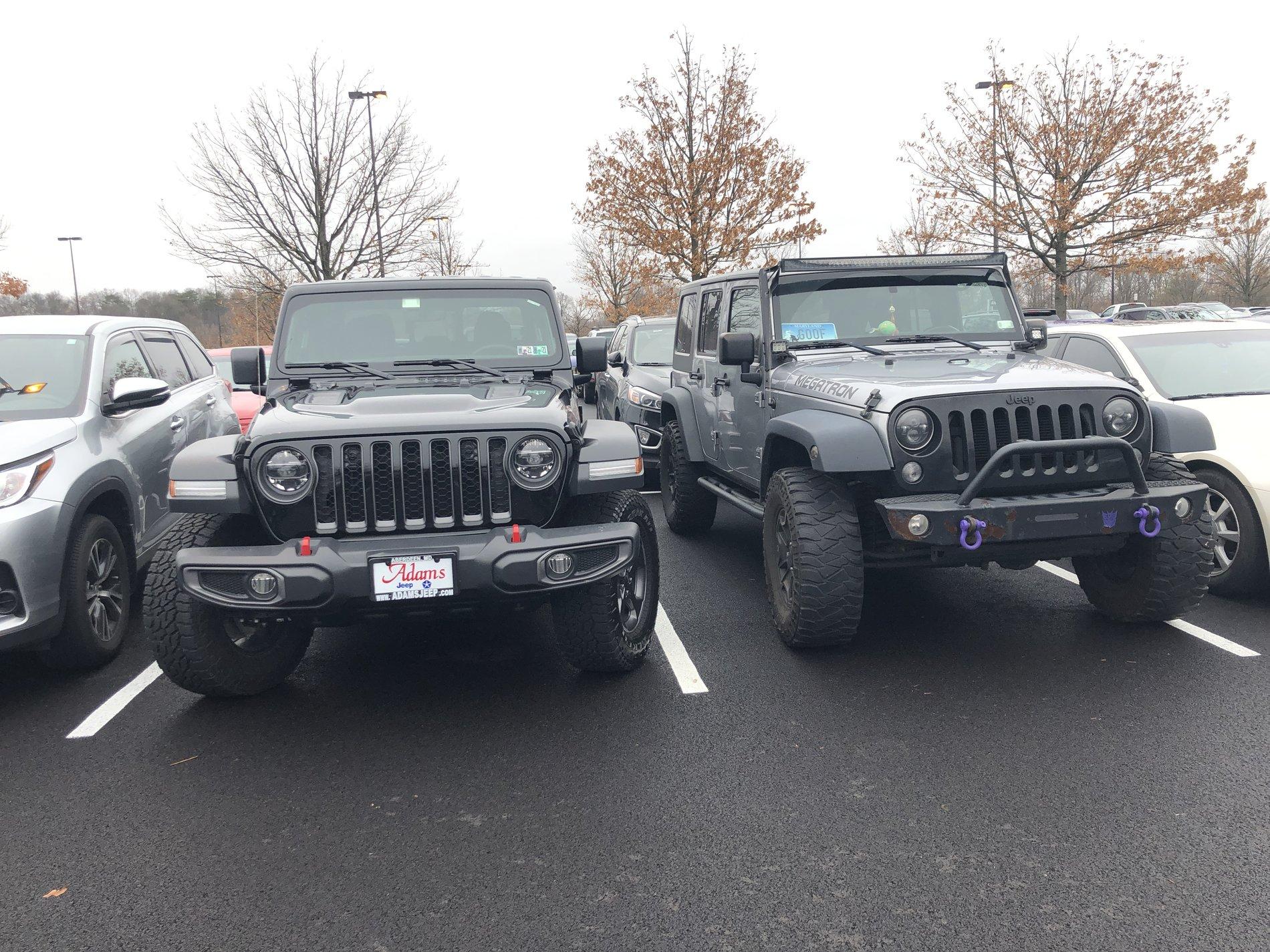 Jeep Gladiator Jeeps Parking Next To Jeeps 4B6EA277-8606-41E8-9FC0-1A29B017D2C7
