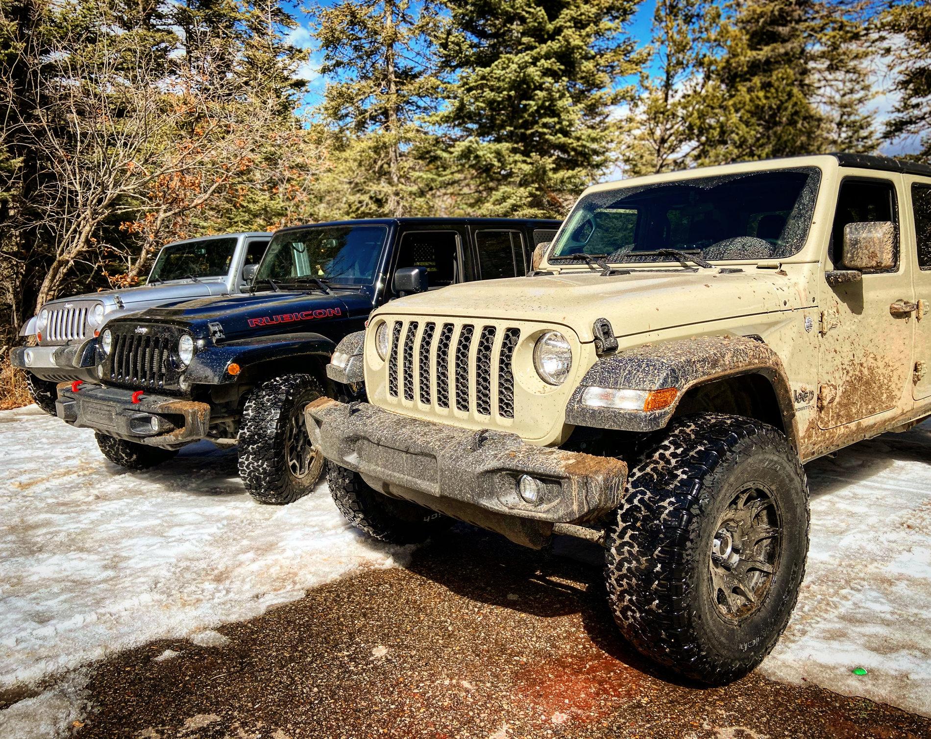 Jeep Gladiator My Gobi Tan Sport S 13B3980E-184A-4A8B-BA50-3EE9818549BE