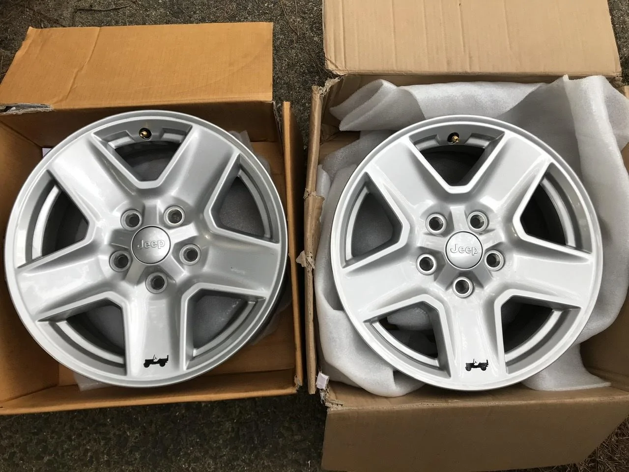 Jeep Gladiator Sport S wheel for 5 tire rotation $25 67C778C3-3D42-4AA8-AA8B-BC696BFC573A
