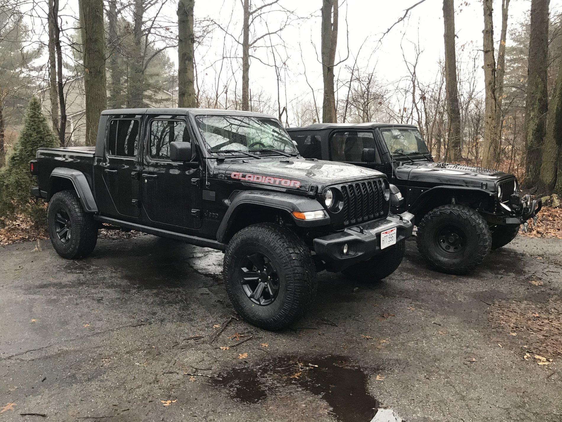 Jeep Gladiator Jeeps Parking Next To Jeeps 6E7F967D-3417-45C5-81FE-899589F3378E