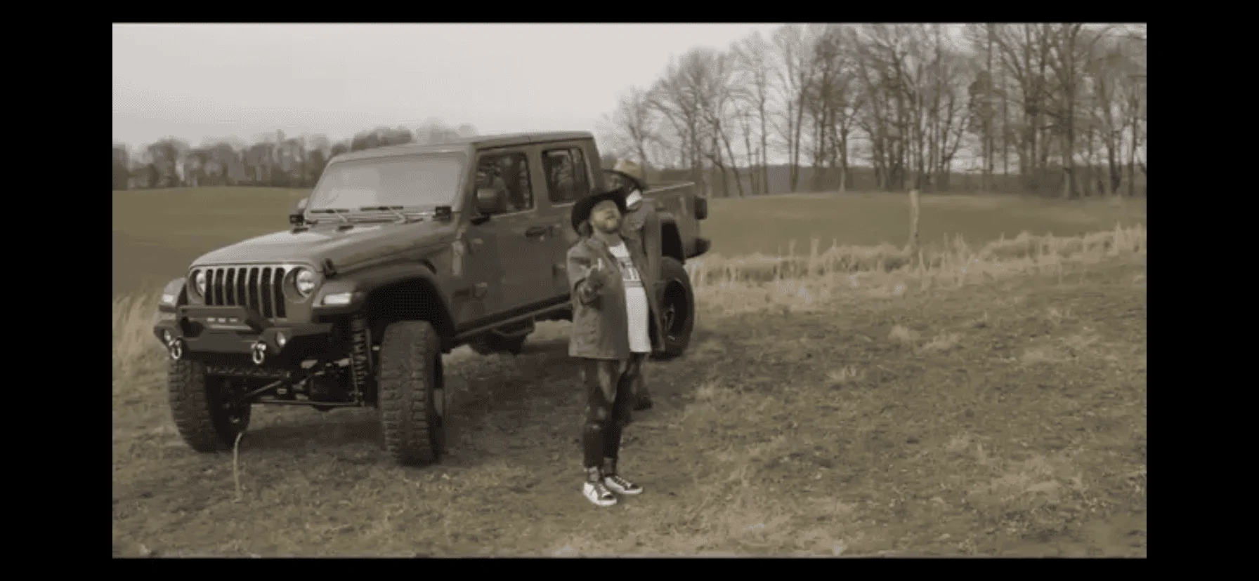 Jeep Gladiator Nice rig featured in this new Colt Ford video ;) 21232866-2CEE-41E7-BC32-3E18135C44CA