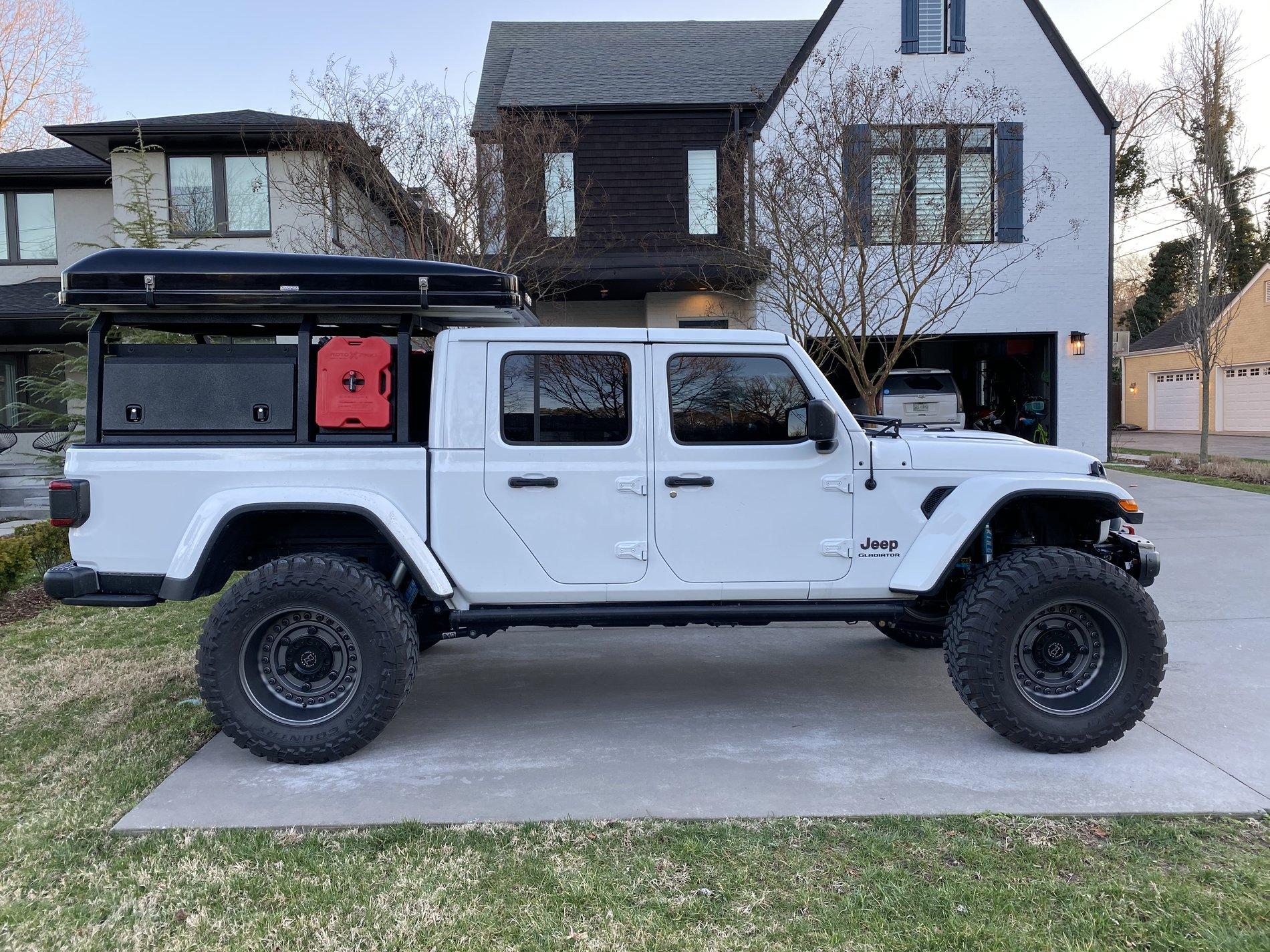 Jeep Gladiator Are any bedracks flush to the roofline? IMG_0523