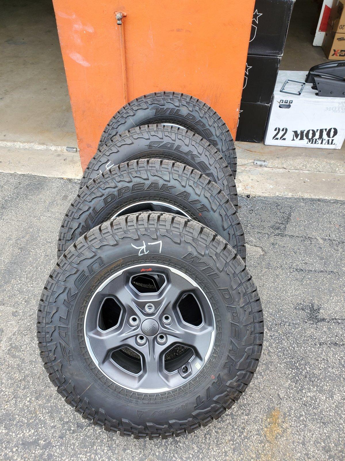 Jeep Gladiator Only 900 miles JT Rubi 17" wheels, Falken AT tires, Rubicon lift with Fox Shocks, an Rock Sliders 20200309_160140