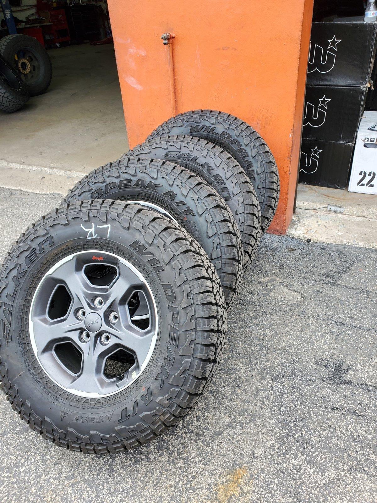 Jeep Gladiator Only 900 miles JT Rubi 17" wheels, Falken AT tires, Rubicon lift with Fox Shocks, an Rock Sliders 20200309_160137