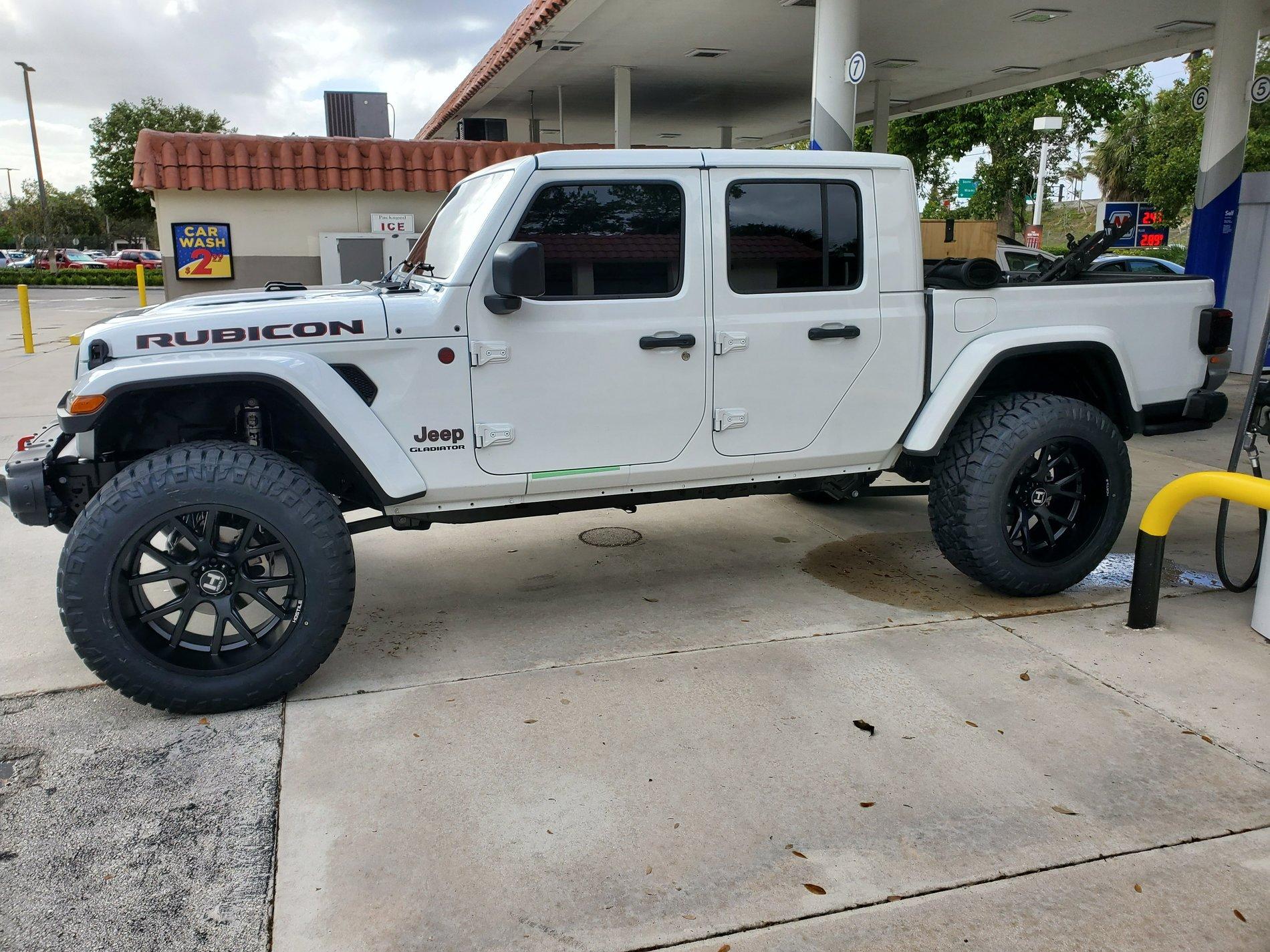 Jeep Gladiator Only 900 miles JT Rubi 17" wheels, Falken AT tires, Rubicon lift with Fox Shocks, an Rock Sliders 20200309_170701