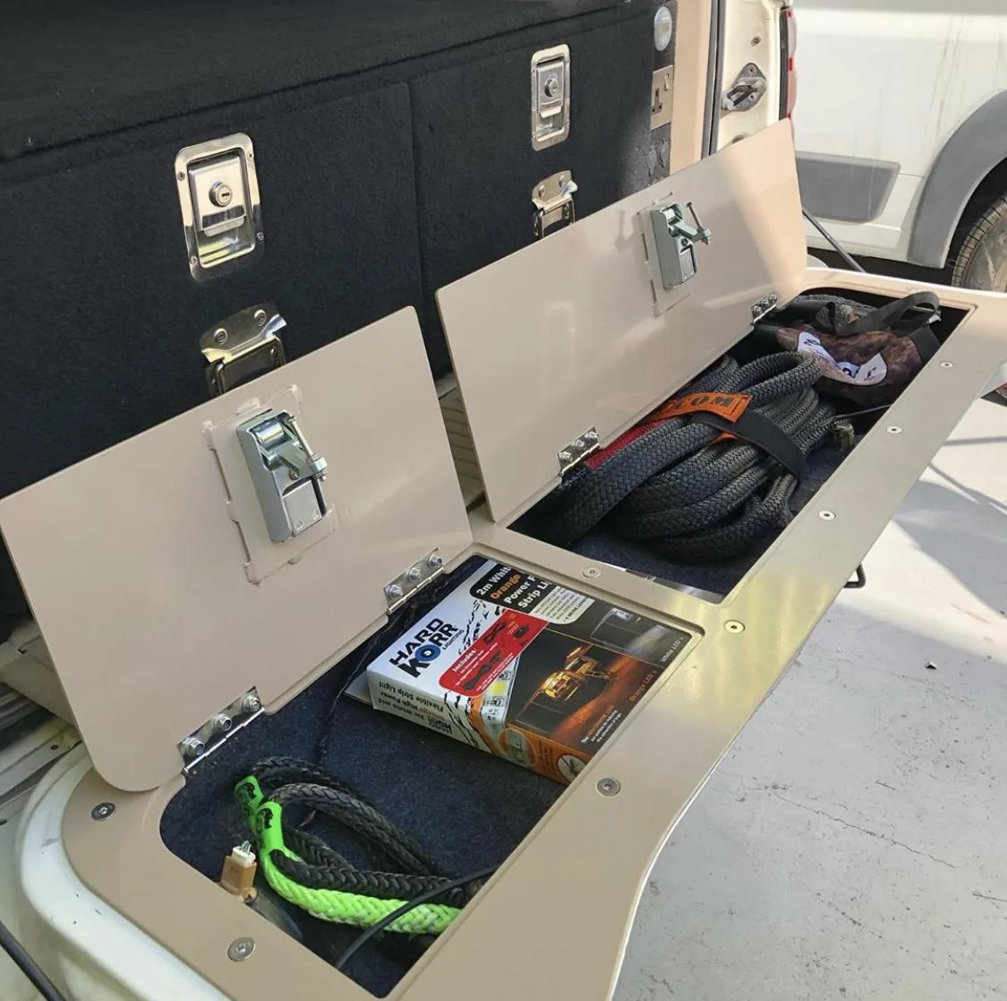 Jeep Gladiator Tailgate storage IMG_2544