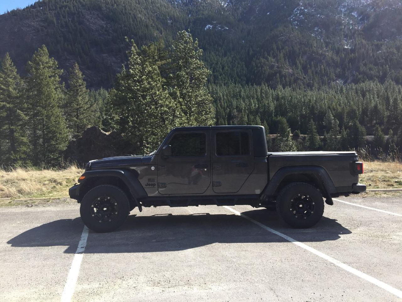 Jeep Gladiator New Sport S - rethinking lift.  Would like input on 33s/34s on stock height (level or no?) 12409