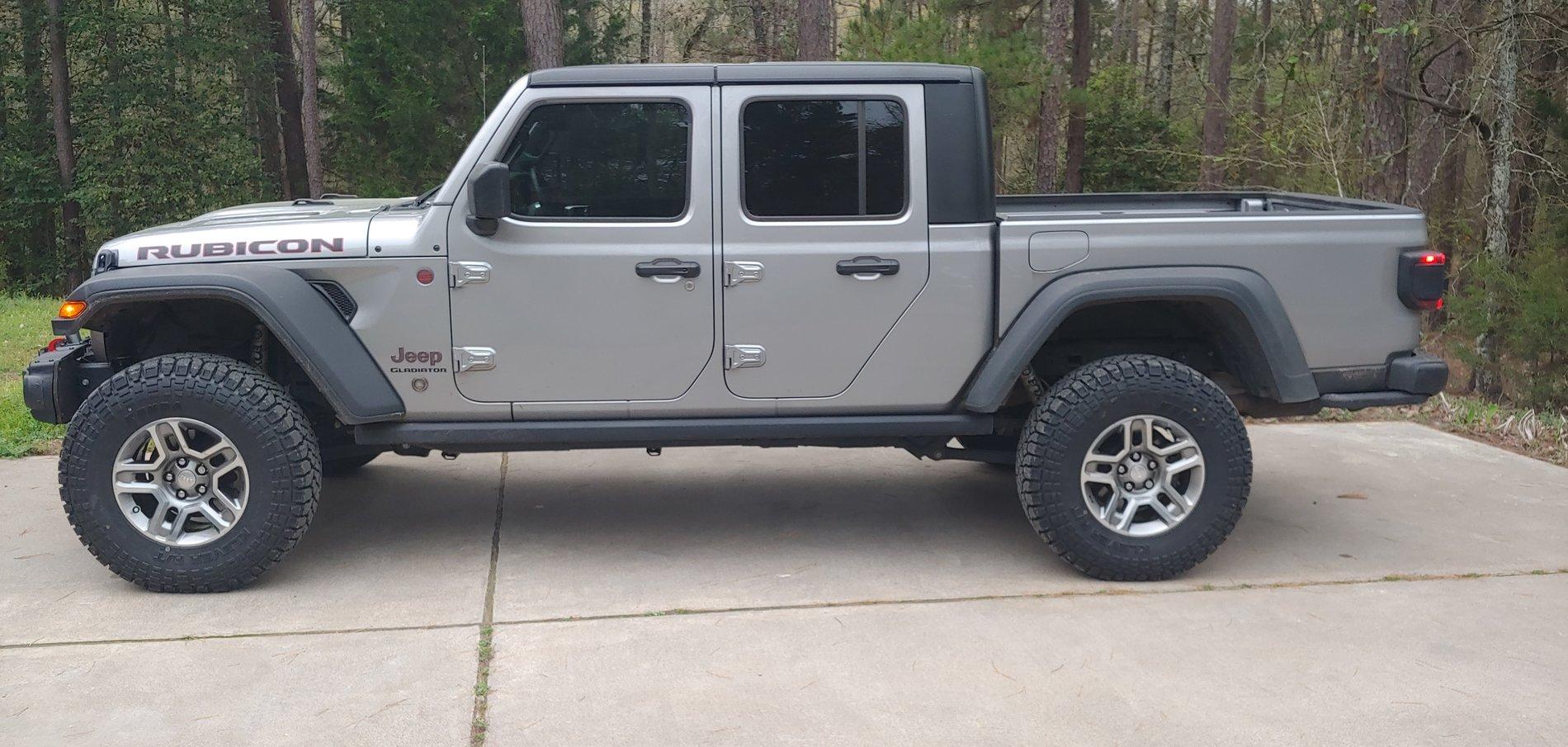 Jeep Gladiator BILLET SILVER Gladiator JT Club 0313201814_HDR