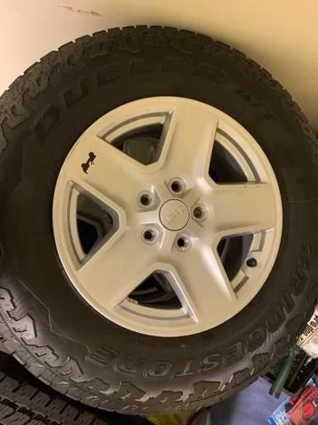 Jeep Gladiator Sport S Wheels and Tires no TPMS IMG_3468