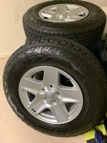 Jeep Gladiator Sport S Wheels and Tires no TPMS IMG_3467