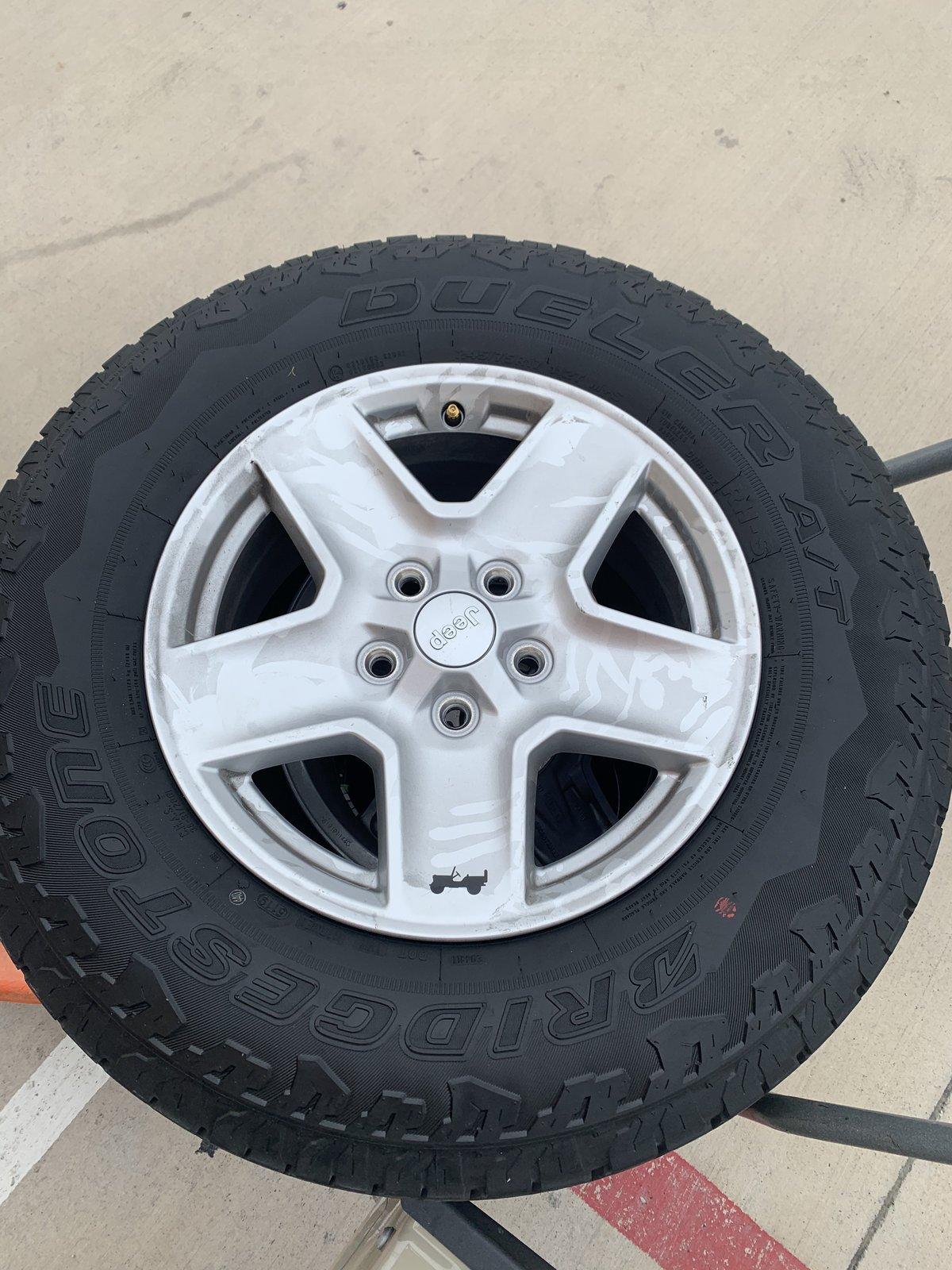 Jeep Gladiator Sport S Wheels & Tires + Spare 0322895D-4DFA-406E-85A9-8D4FD6E853D9